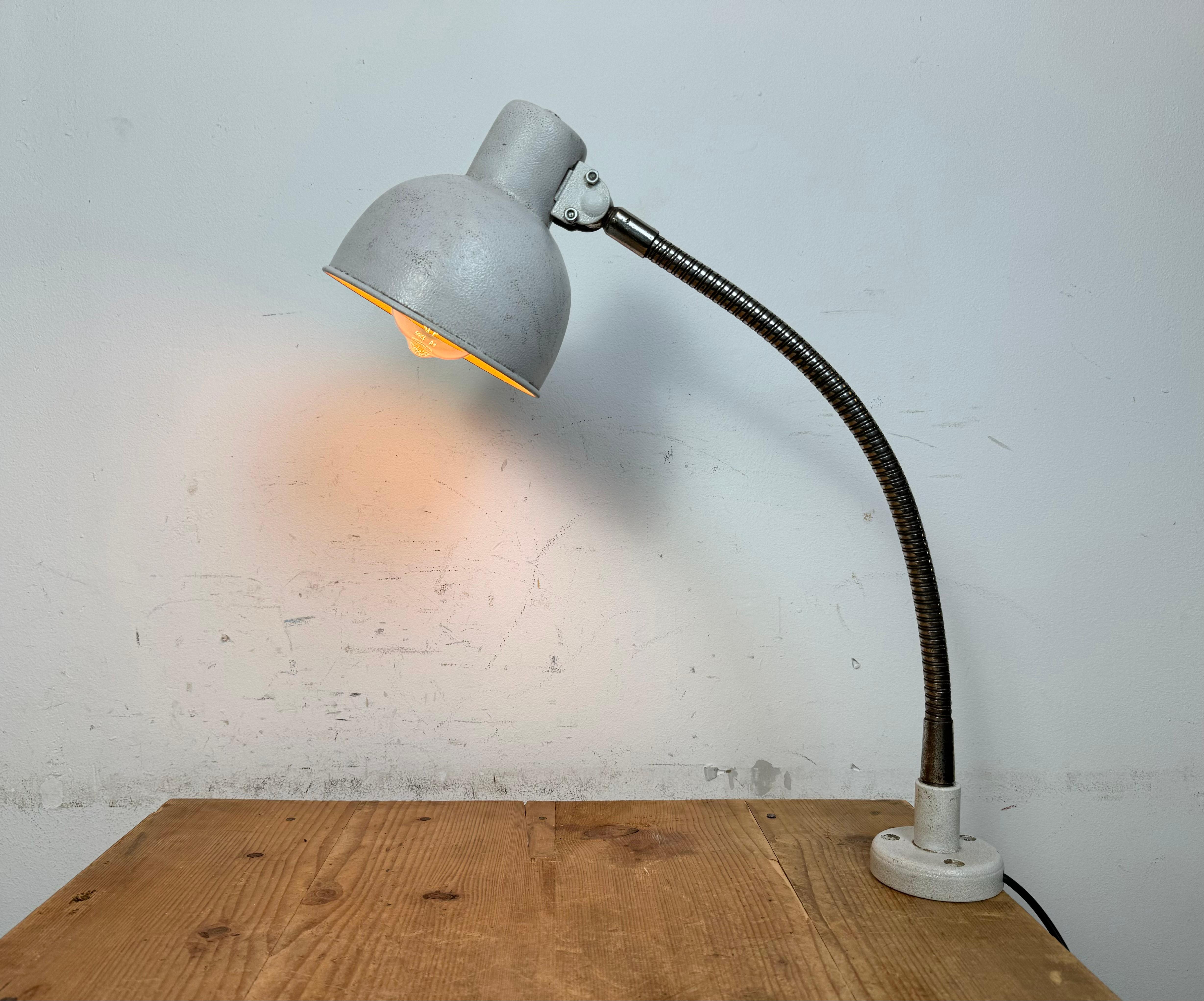 Lampe de table industrielle grise à col de cygne, années 1960 en vente 13