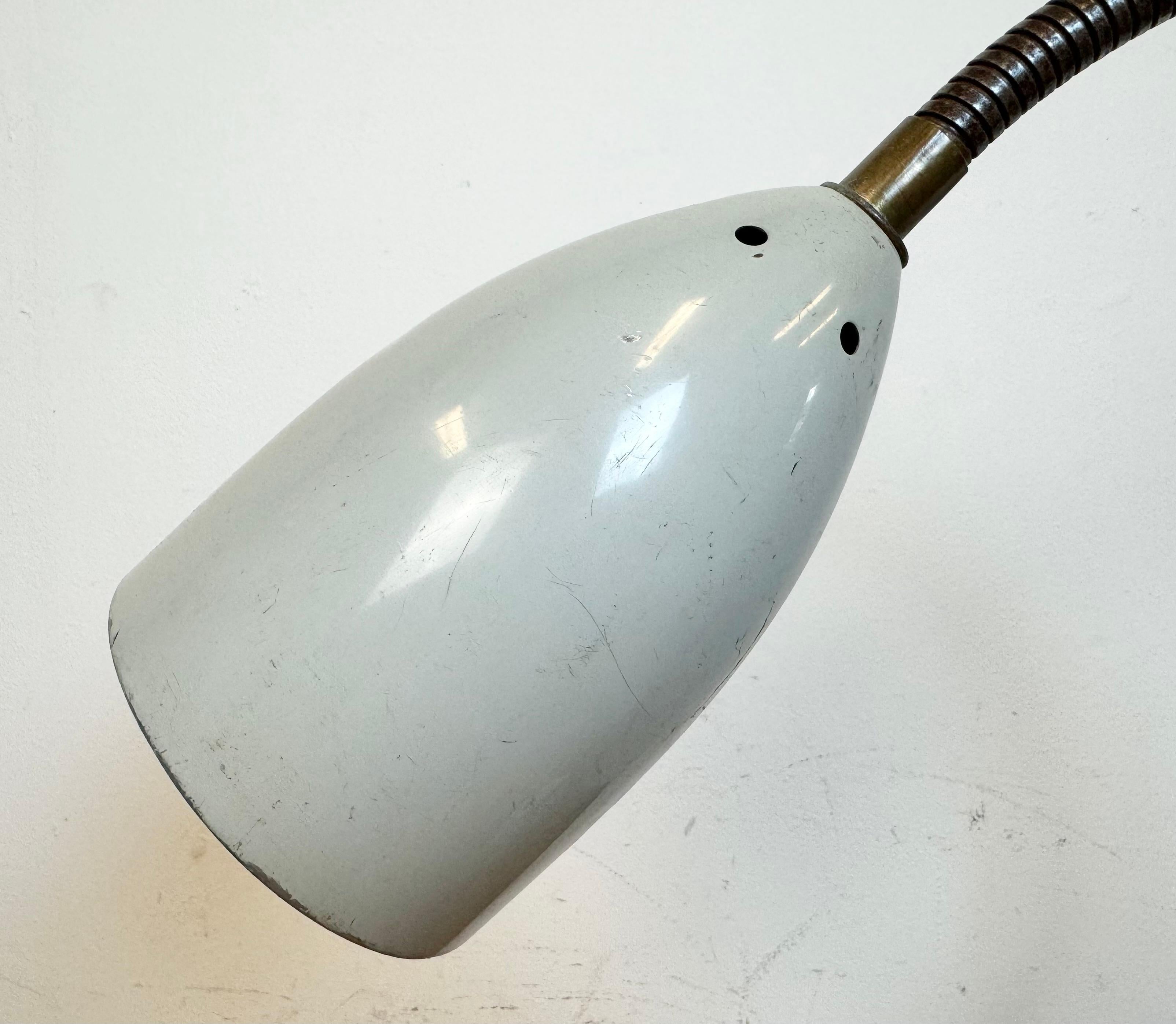 Graue industrielle Schwanenhals-Tischlampe aus Philips, 1960er Jahre im Zustand „Gut“ im Angebot in Kojetice, CZ