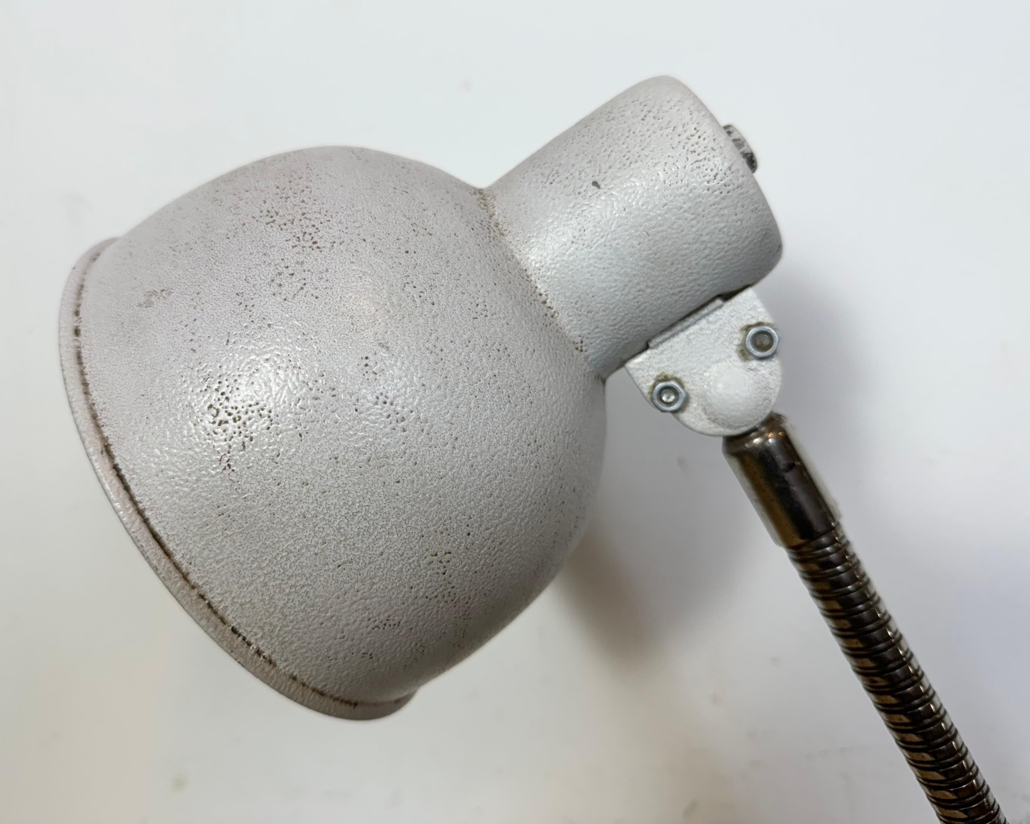 Industrielle Werkstatt-Tischlampe mit Gooseneck in Grau, 1960er Jahre (Chrom) im Angebot