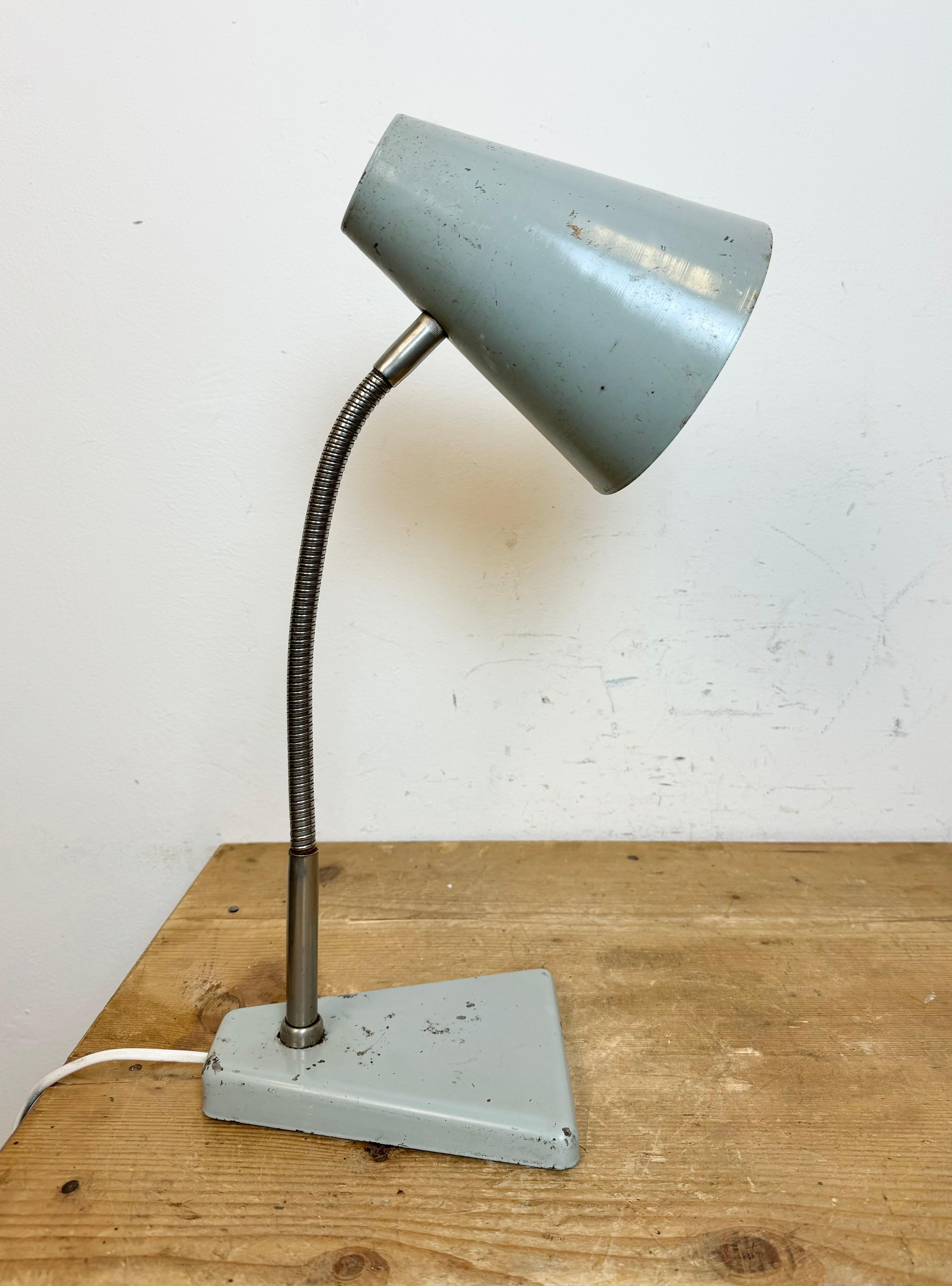 Graue industrielle Schwanenhals-Tischlampe aus Zaos, 1960er Jahre im Angebot 3