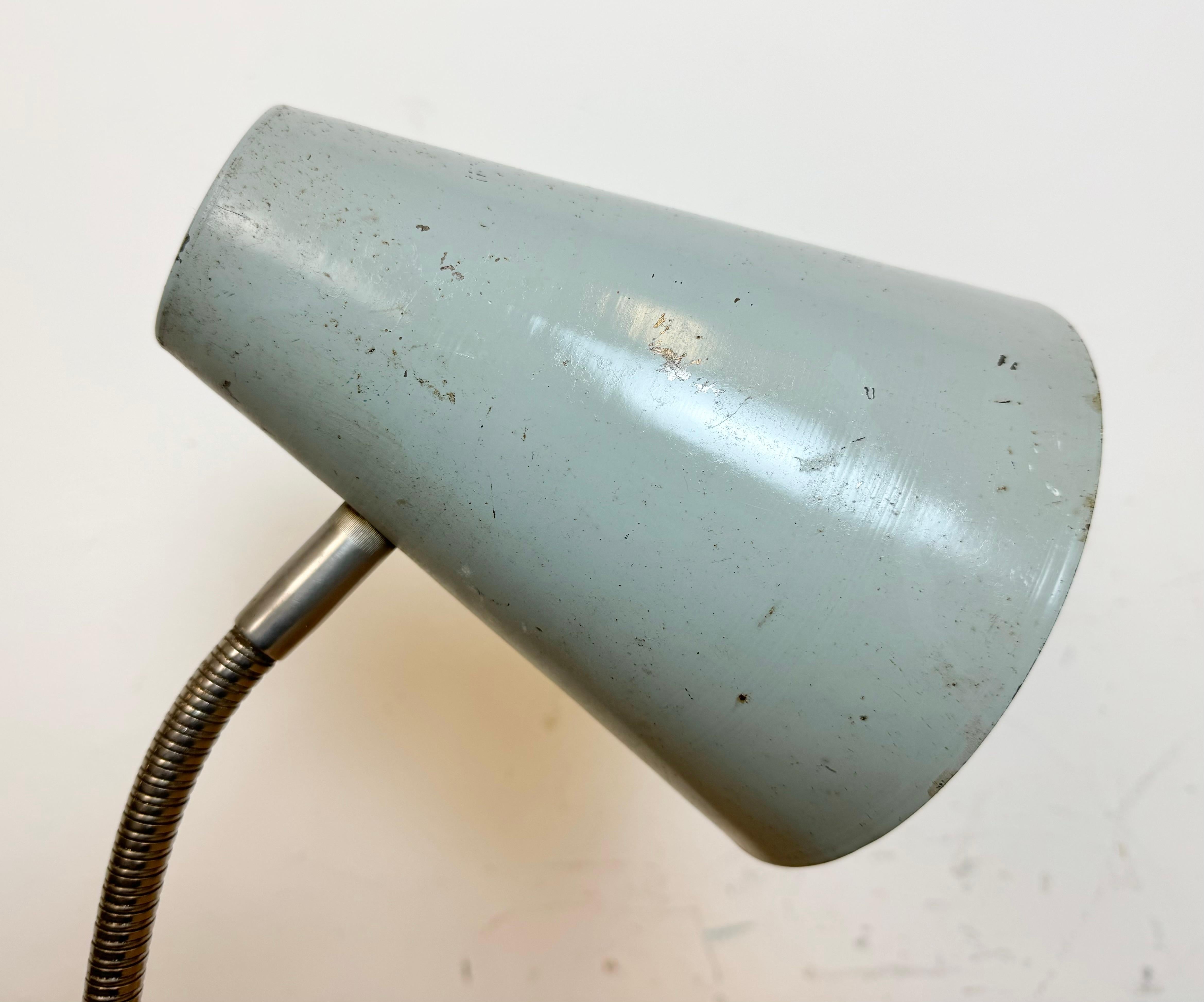 Graue industrielle Schwanenhals-Tischlampe aus Zaos, 1960er Jahre im Angebot 4