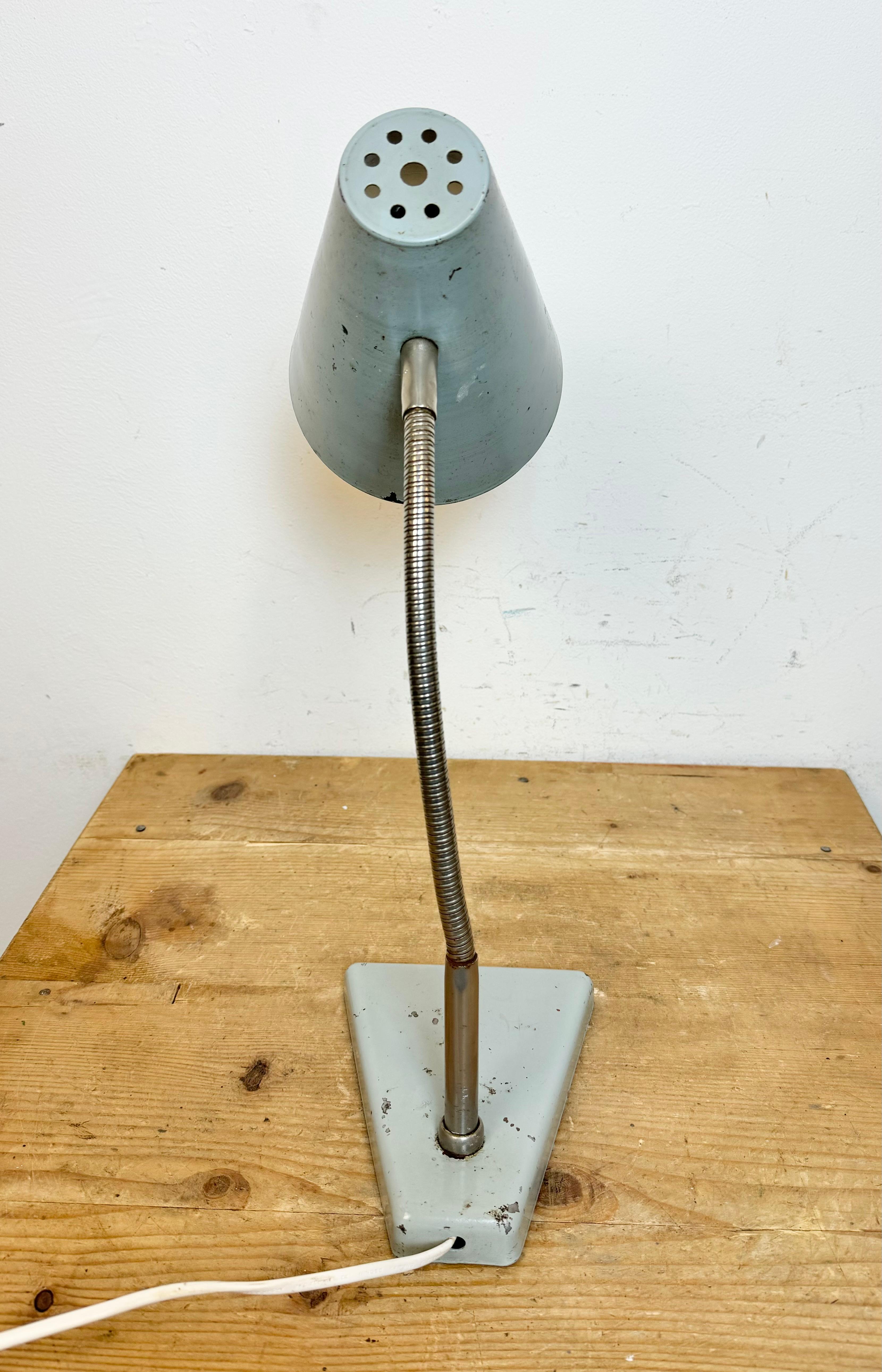 Graue industrielle Schwanenhals-Tischlampe aus Zaos, 1960er Jahre im Angebot 6