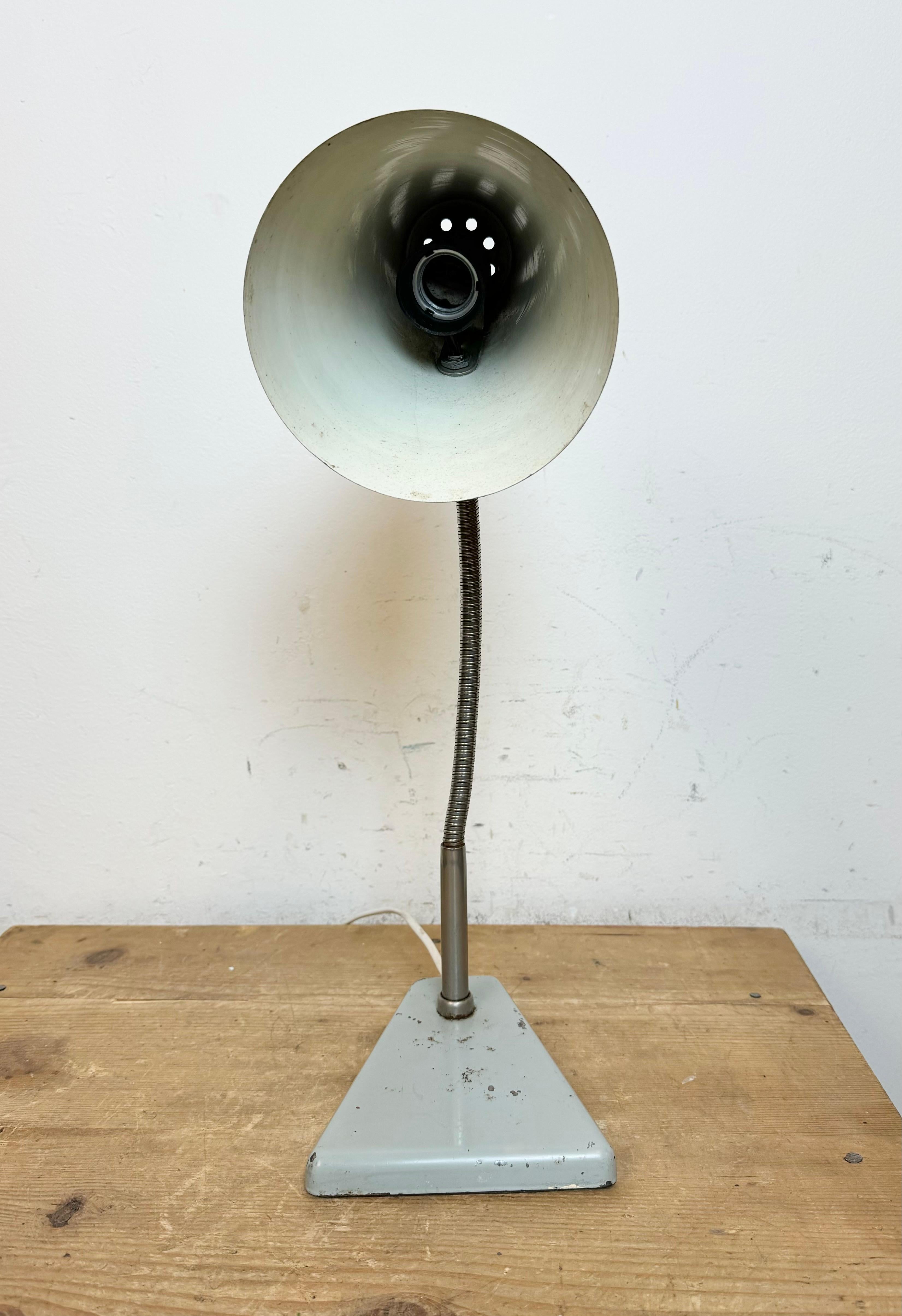 Graue industrielle Schwanenhals-Tischlampe aus Zaos, 1960er Jahre im Angebot 7