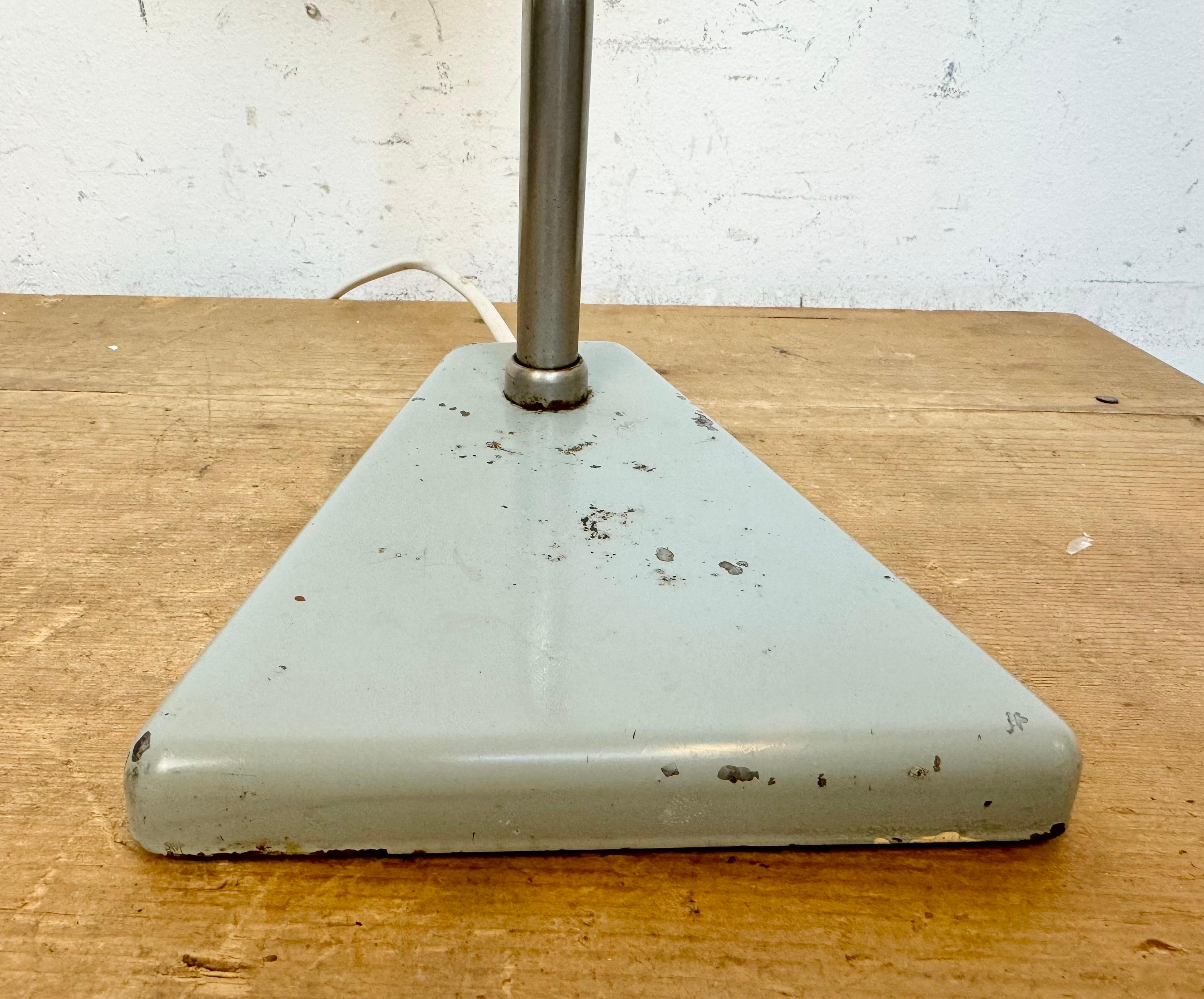 Graue industrielle Schwanenhals-Tischlampe aus Zaos, 1960er Jahre im Angebot 9
