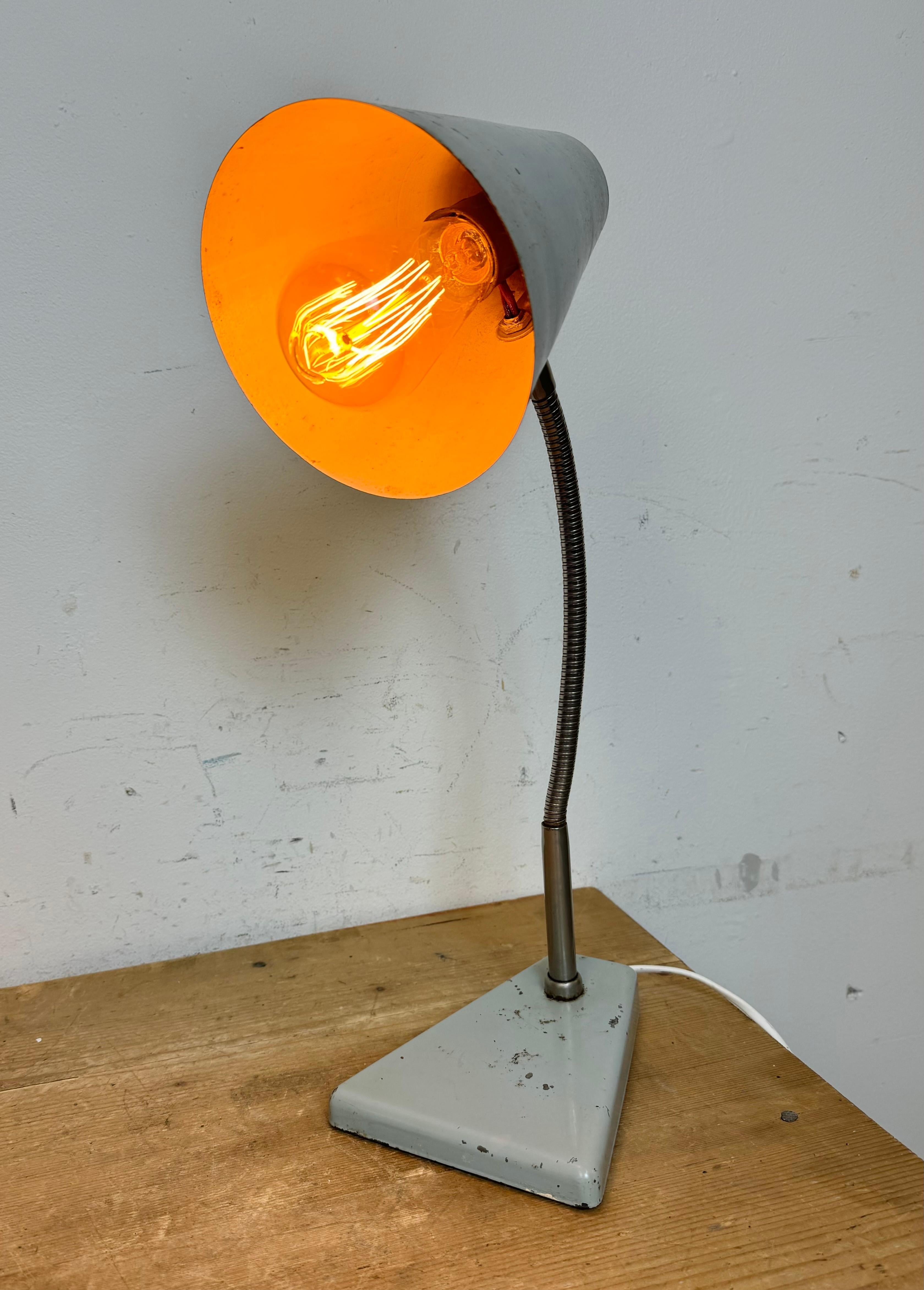Graue industrielle Schwanenhals-Tischlampe aus Zaos, 1960er Jahre im Angebot 11