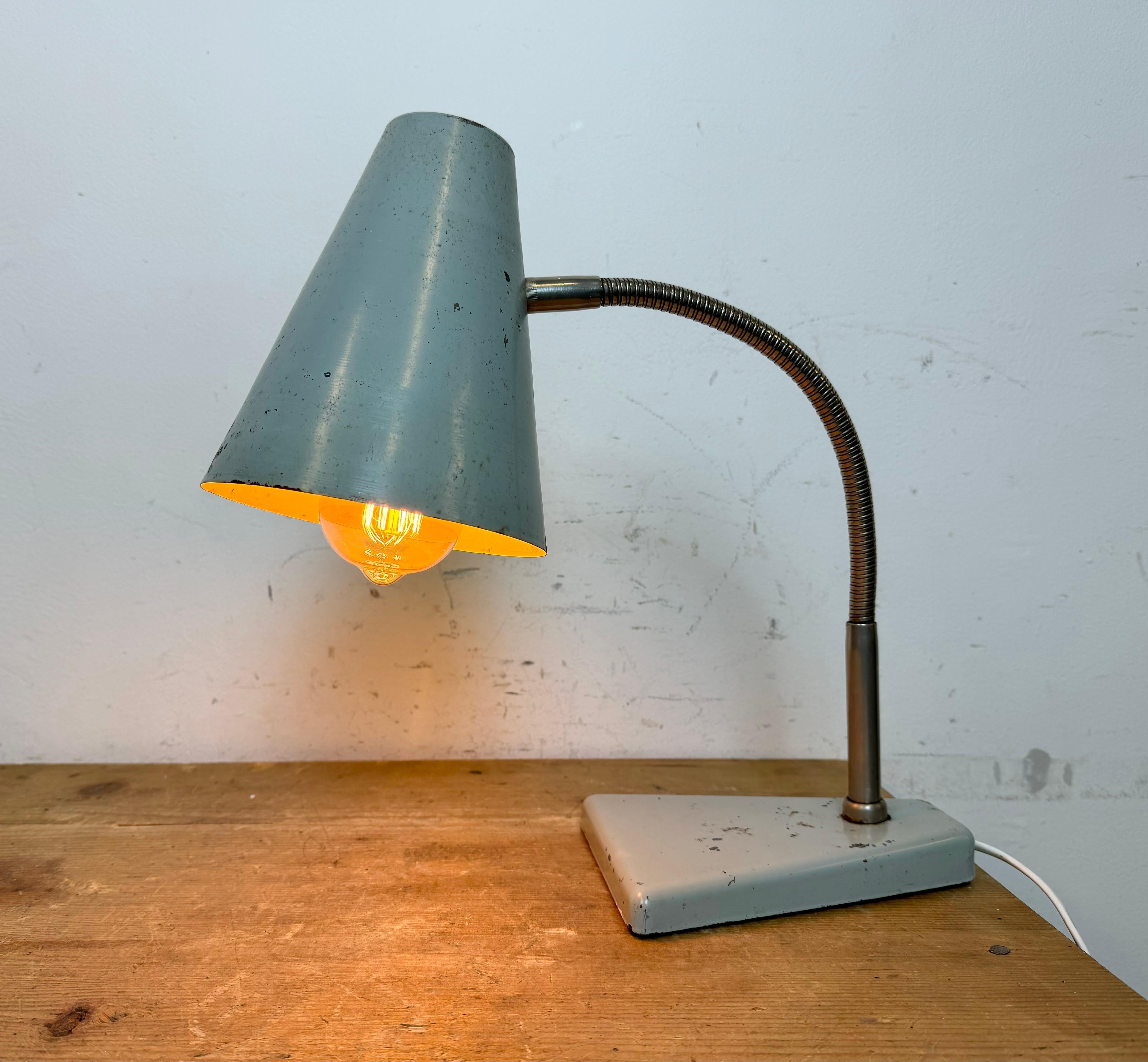 Graue industrielle Schwanenhals-Tischlampe aus Zaos, 1960er Jahre im Angebot 12