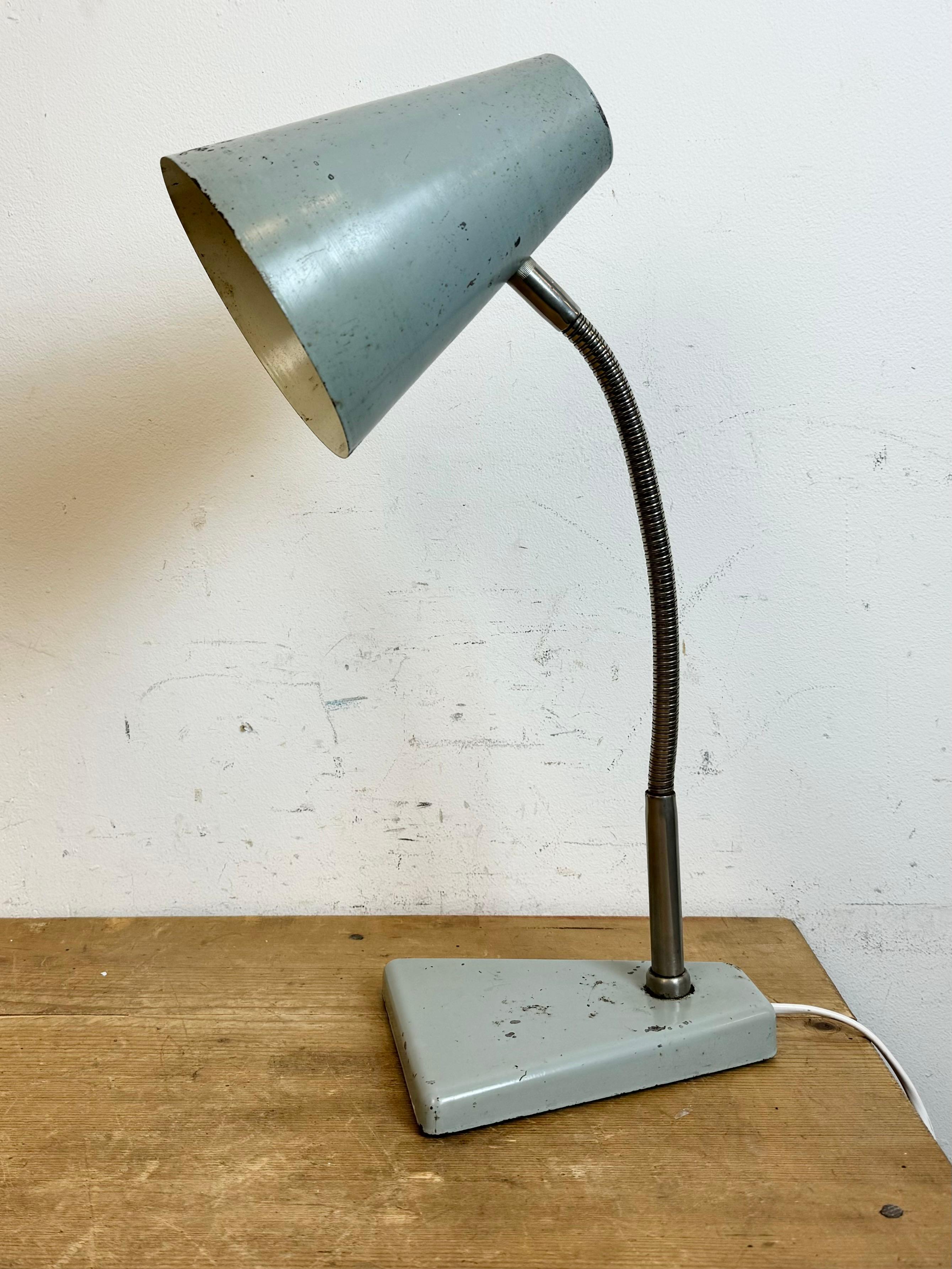 Graue industrielle Schwanenhals-Tischlampe aus Zaos, 1960er Jahre (Industriell) im Angebot