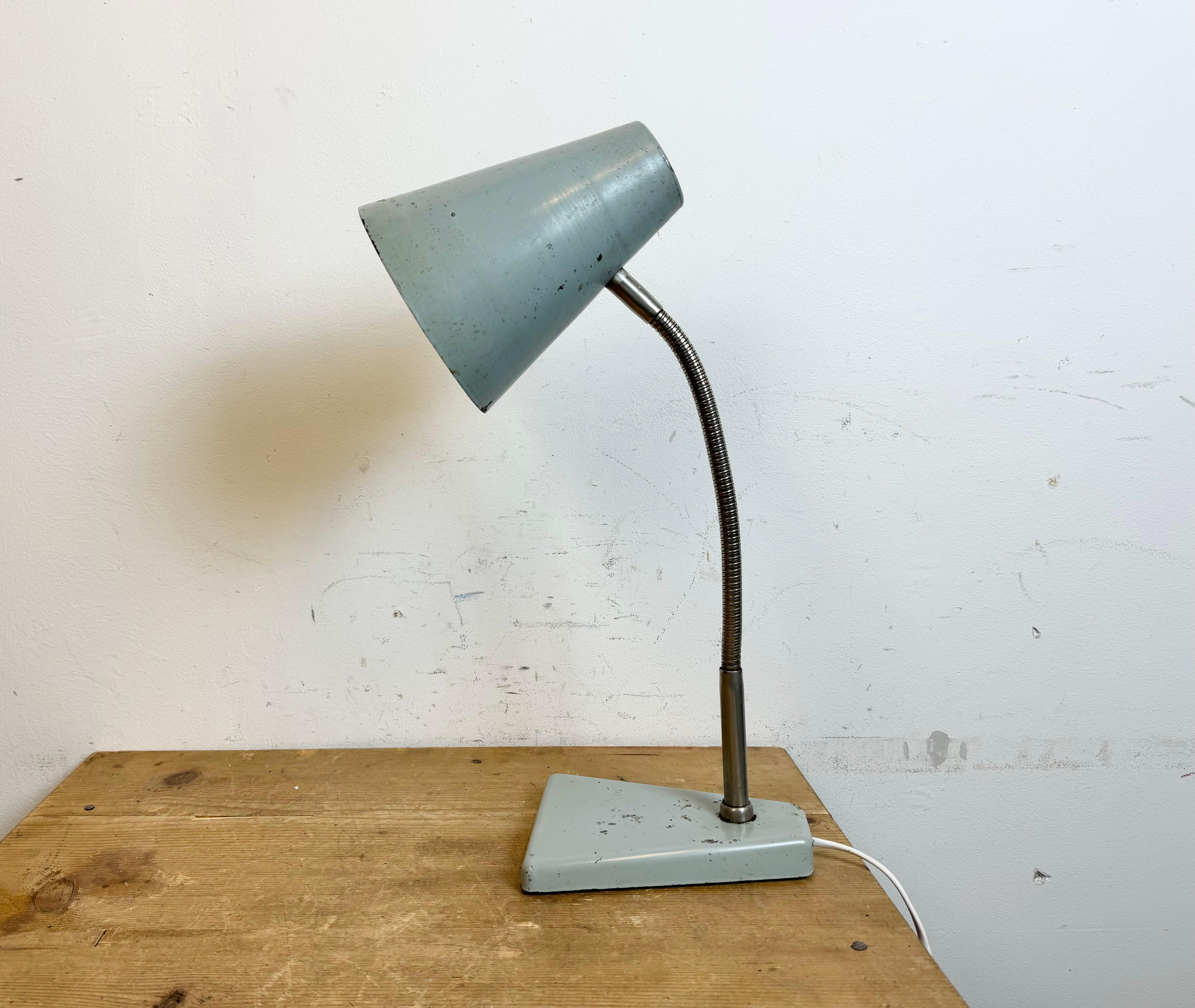Graue industrielle Schwanenhals-Tischlampe aus Zaos, 1960er Jahre im Zustand „Gut“ im Angebot in Kojetice, CZ