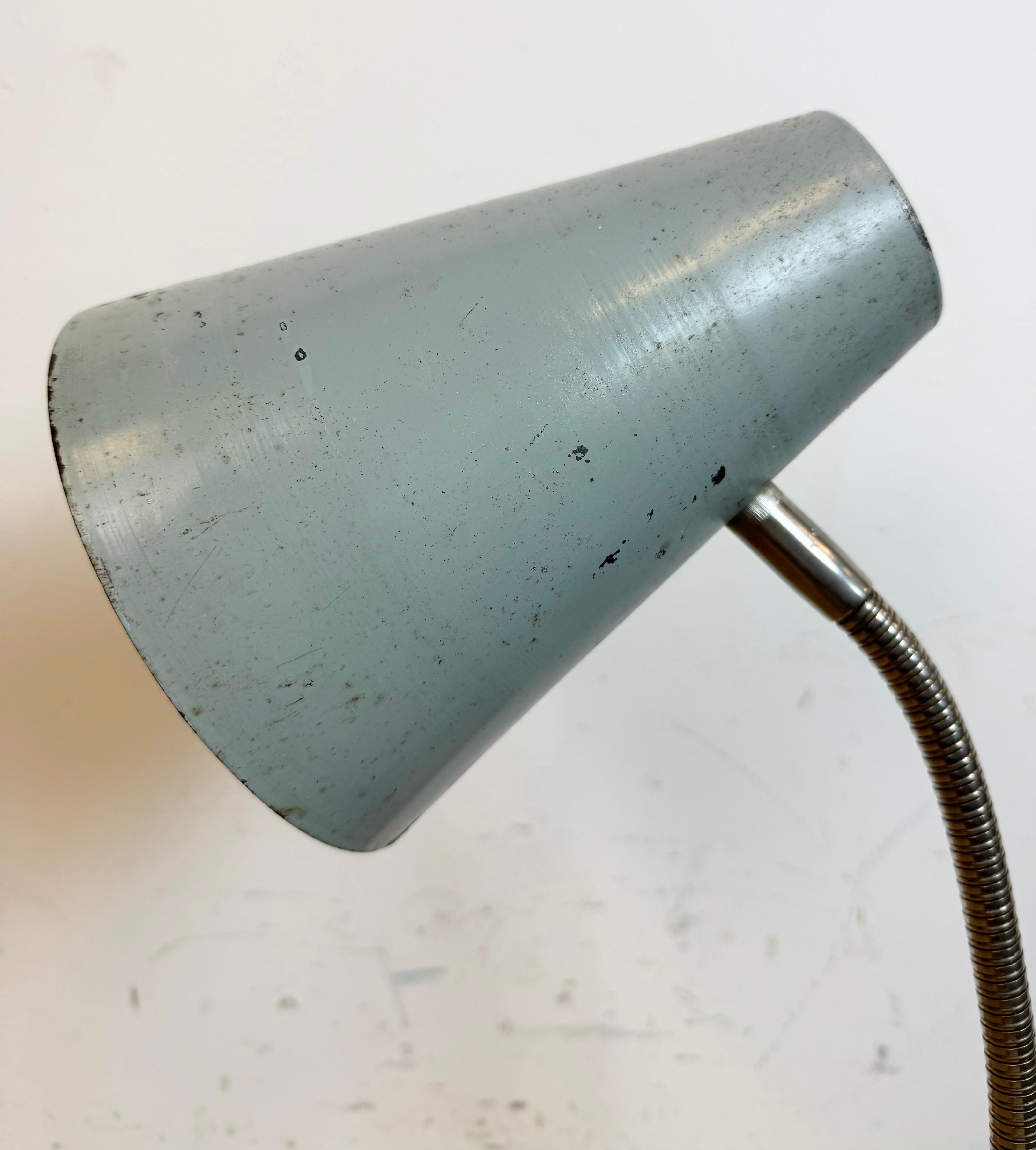 Graue industrielle Schwanenhals-Tischlampe aus Zaos, 1960er Jahre (20. Jahrhundert) im Angebot