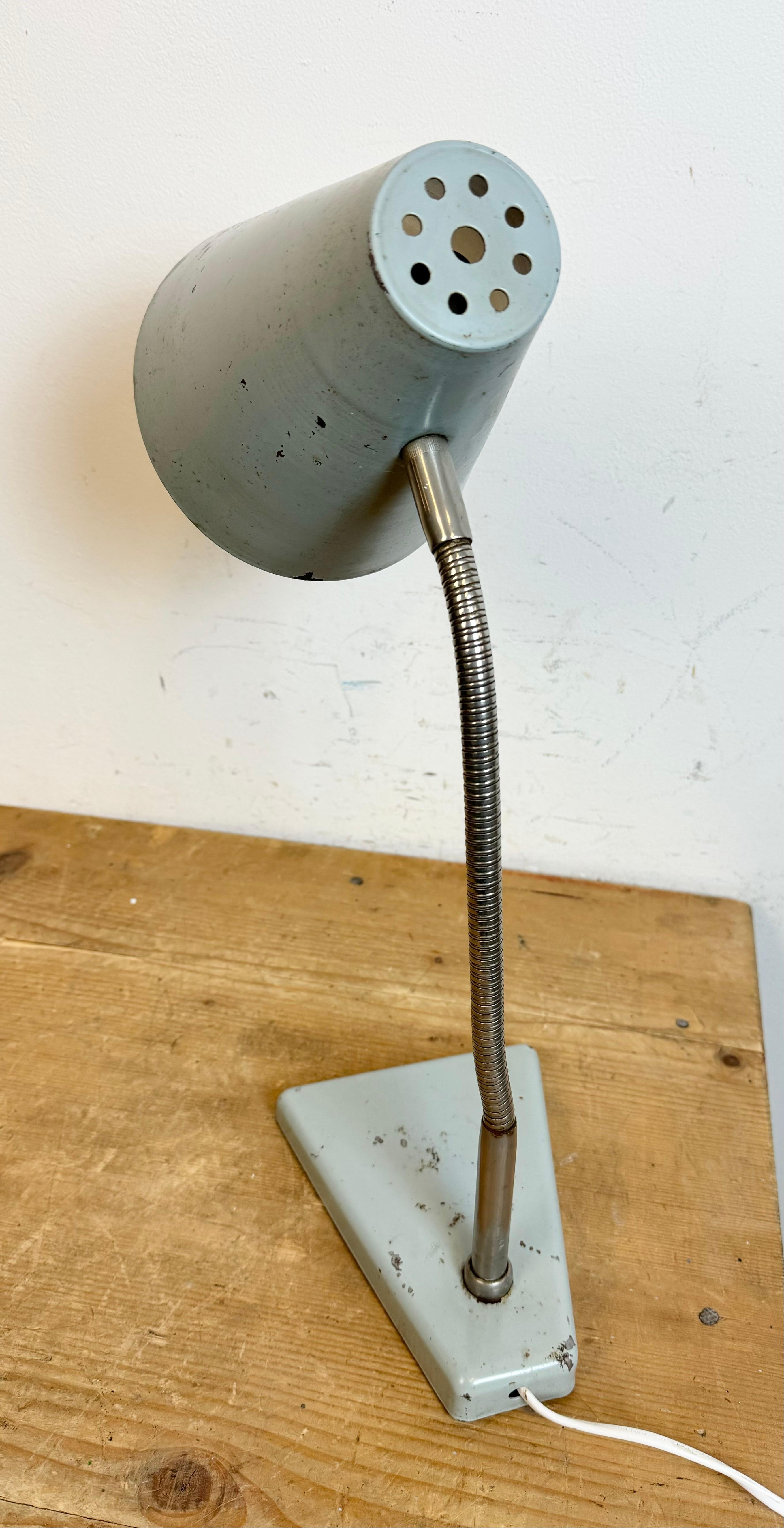 Graue industrielle Schwanenhals-Tischlampe aus Zaos, 1960er Jahre im Angebot 1