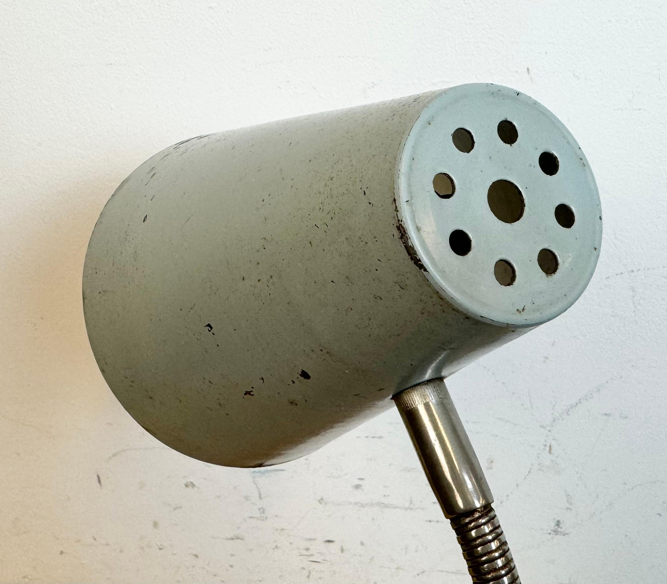Graue industrielle Schwanenhals-Tischlampe aus Zaos, 1960er Jahre im Angebot 2