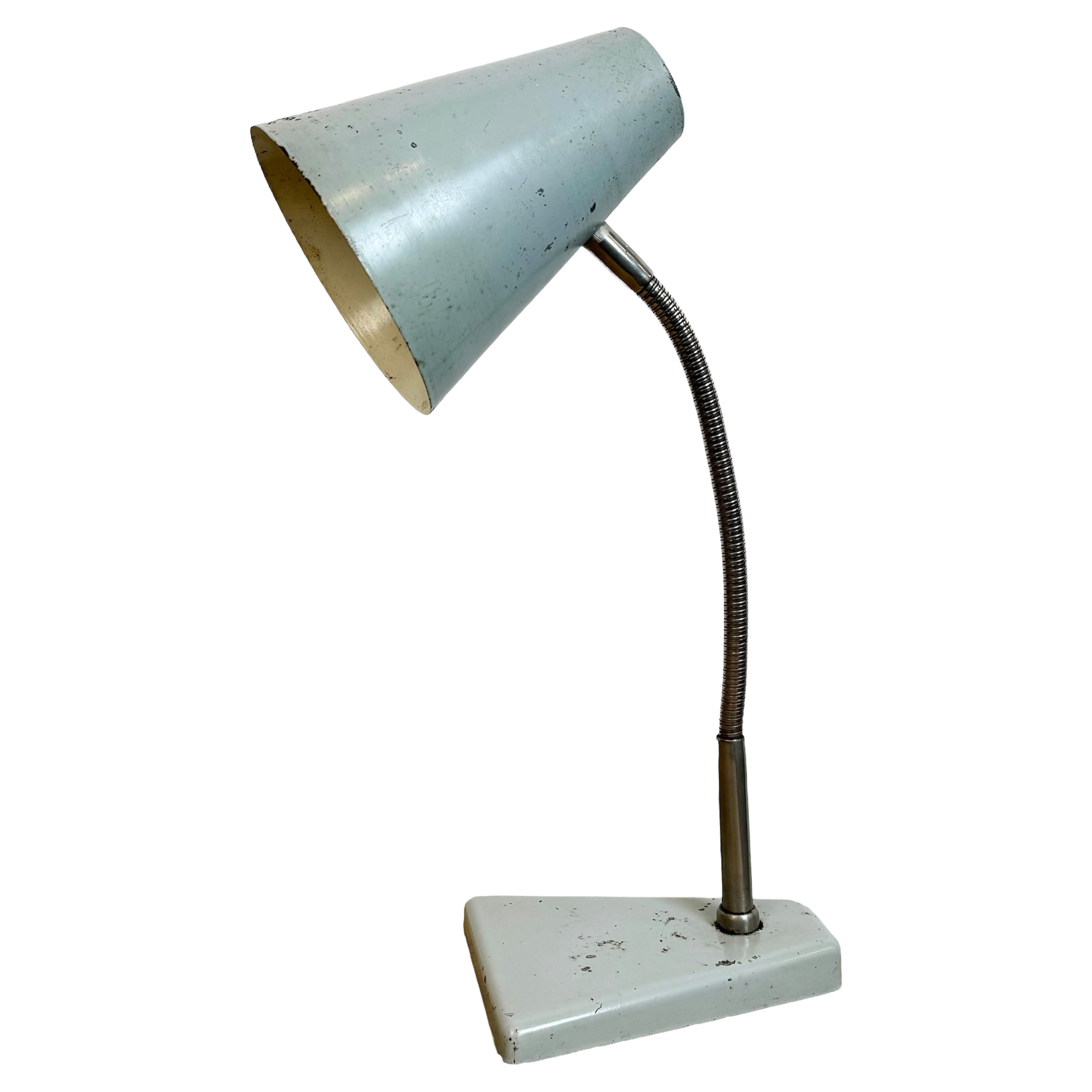 Graue industrielle Schwanenhals-Tischlampe aus Zaos, 1960er Jahre im Angebot