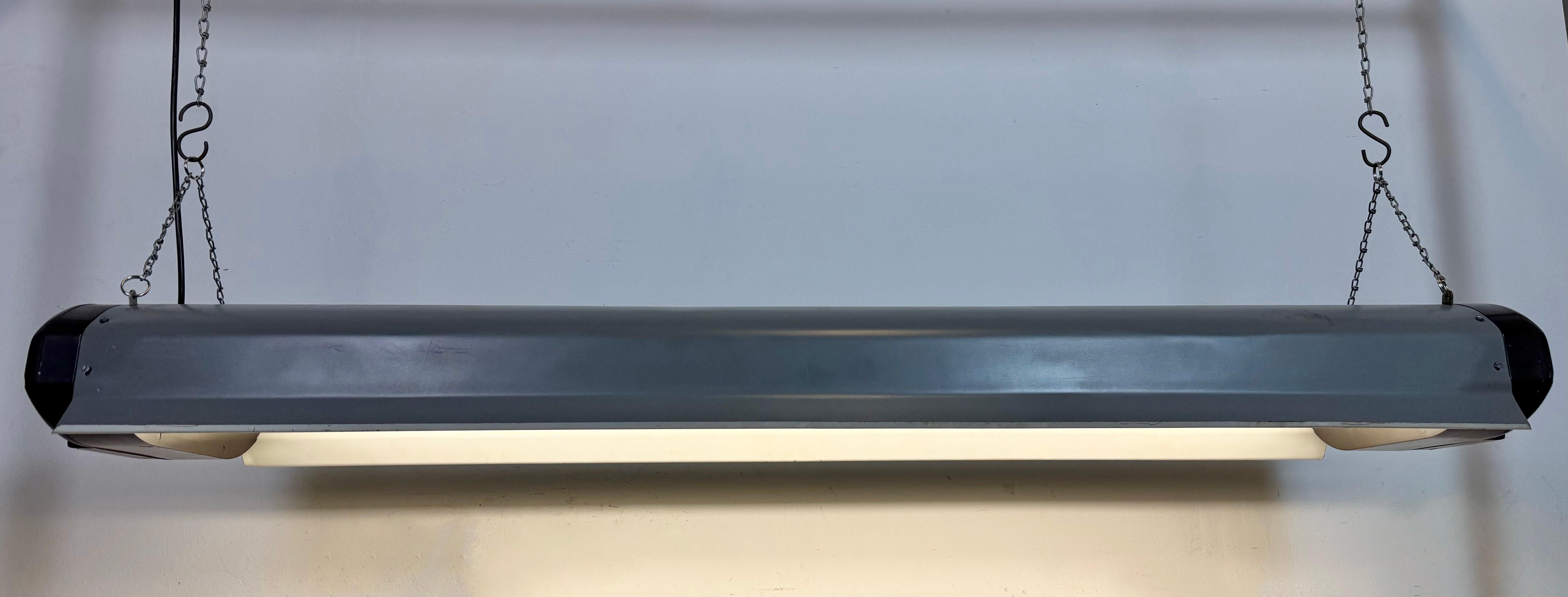Lámpara industrial gris de tubo colgante de Elektrosvit, años 1960 en venta 3