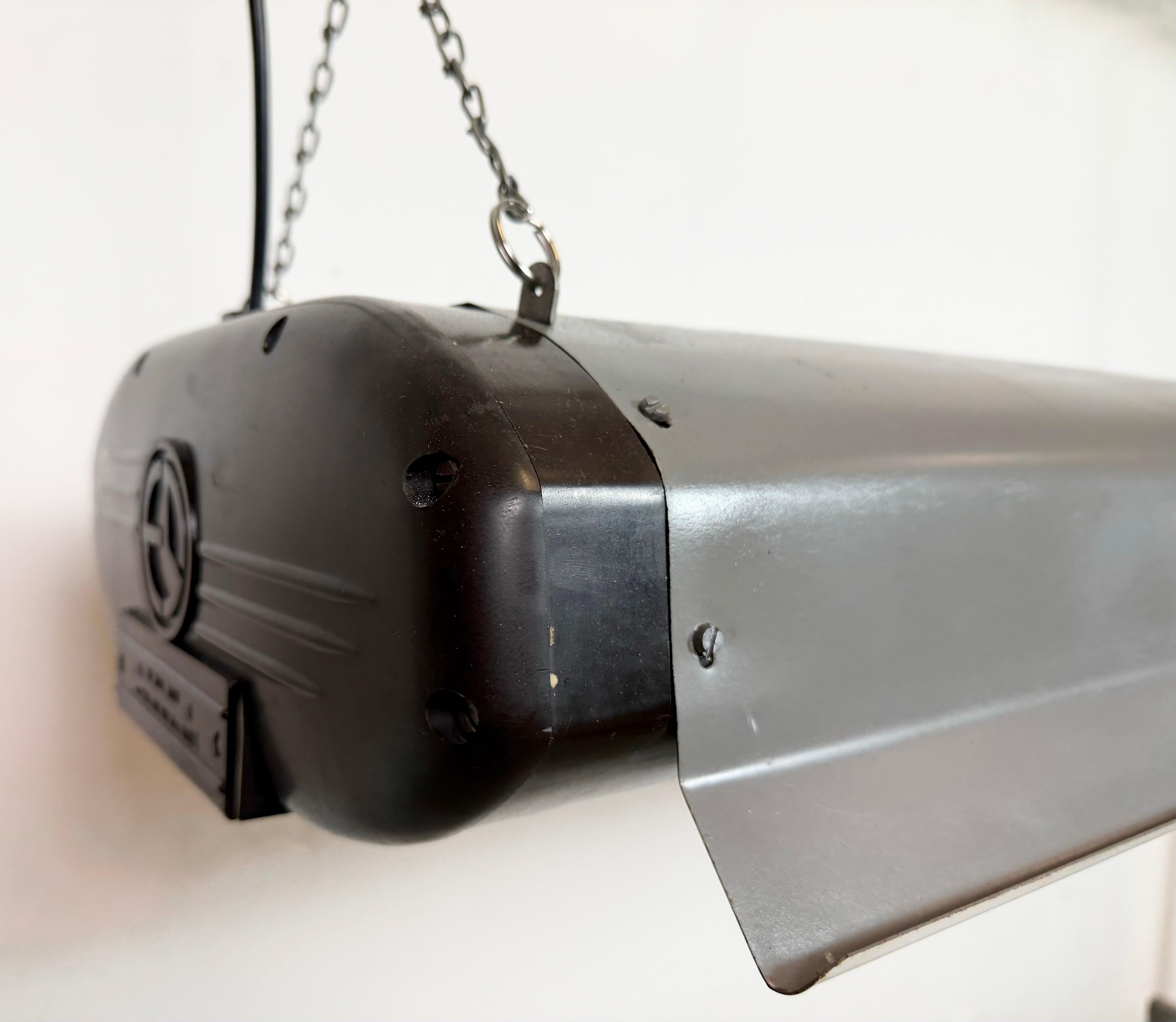 Lámpara industrial gris de tubo colgante de Elektrosvit, años 1960 mediados del siglo XX en venta