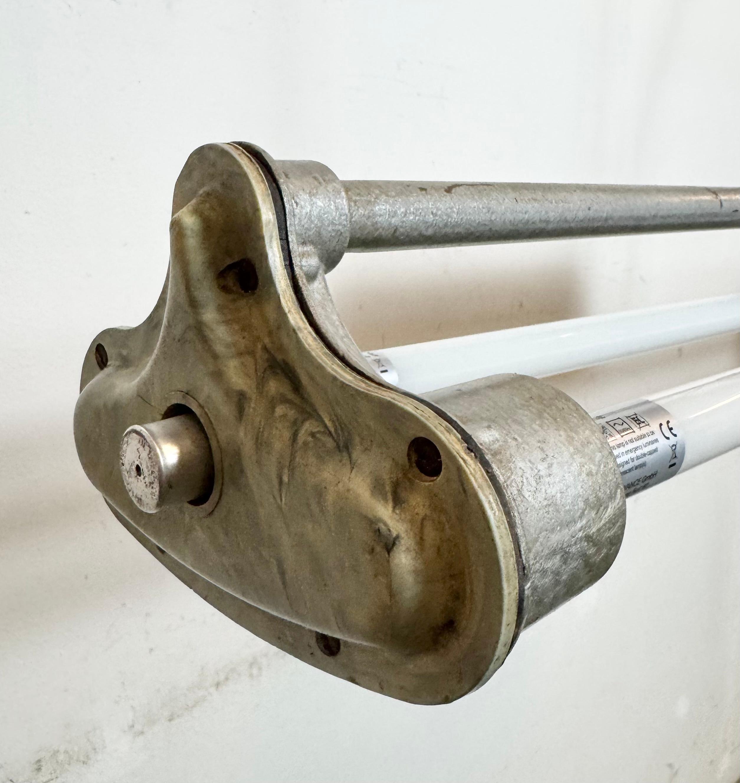 Lámpara industrial gris de tubo colgante de Polam Gdansk, años 70 en venta 3