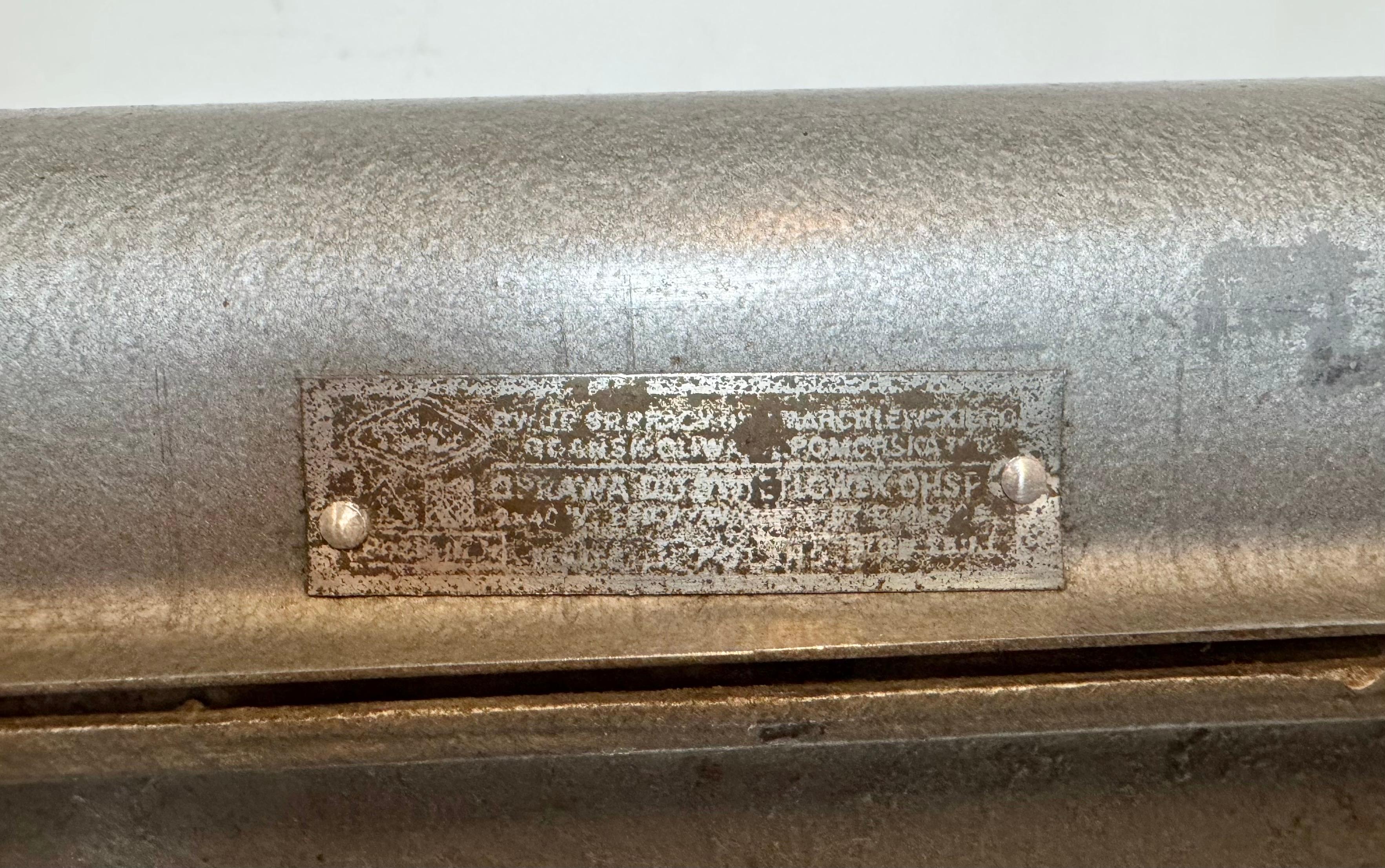 Lámpara industrial gris de tubo colgante de Polam Gdansk, años 70 en venta 8