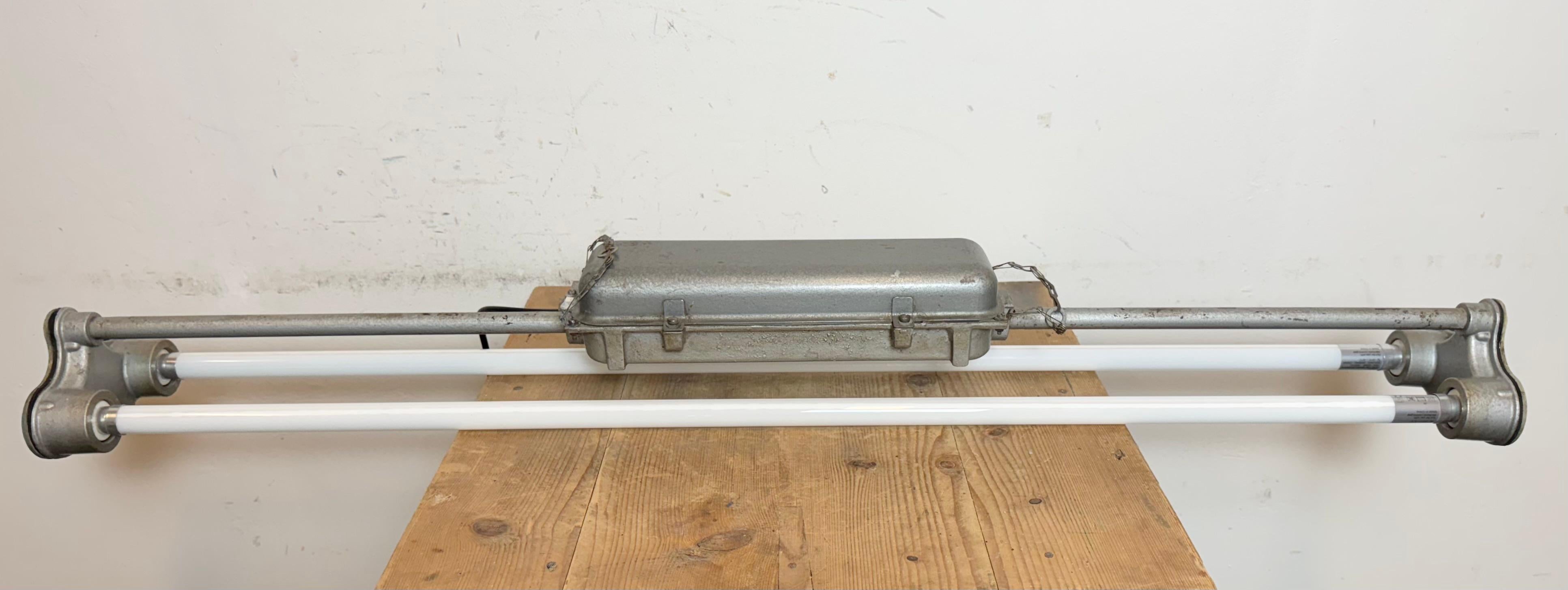 Lámpara industrial gris de tubo colgante de Polam Gdansk, años 70 en venta 10
