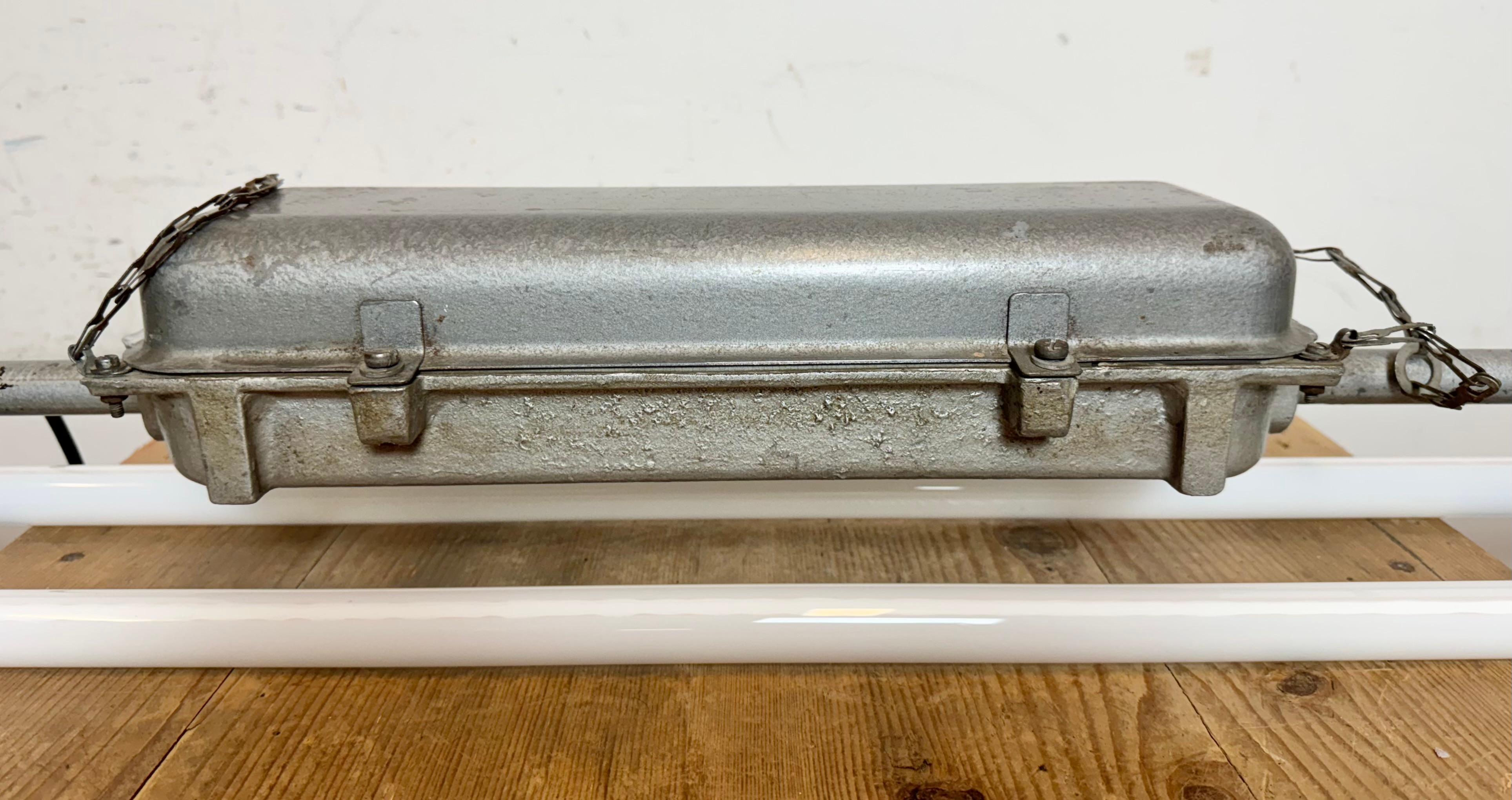 Lámpara industrial gris de tubo colgante de Polam Gdansk, años 70 en venta 11