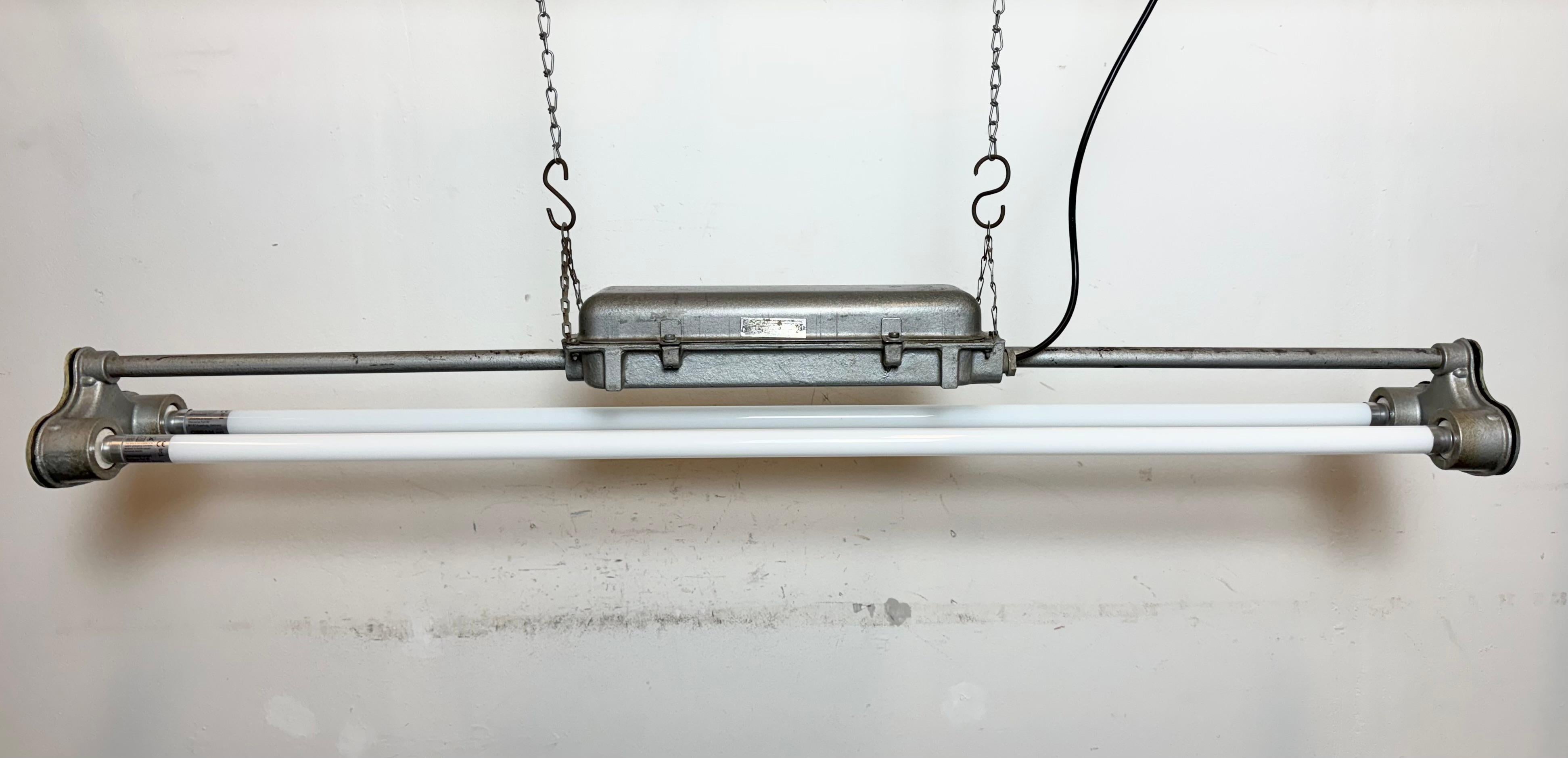 Esta lámpara de tubo industrial fue fabricada por Polam Gdansk en Polonia durante la década de 1970. Tiene un cuerpo de aluminio  en color gris martillo. La luz se convierte en dos tubos de luz LED T8 de 120 cm. El peso de la lámpara es de 4,2 kg.