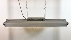 Lámpara industrial gris de tubo colgante de Polam Gdansk, años 70