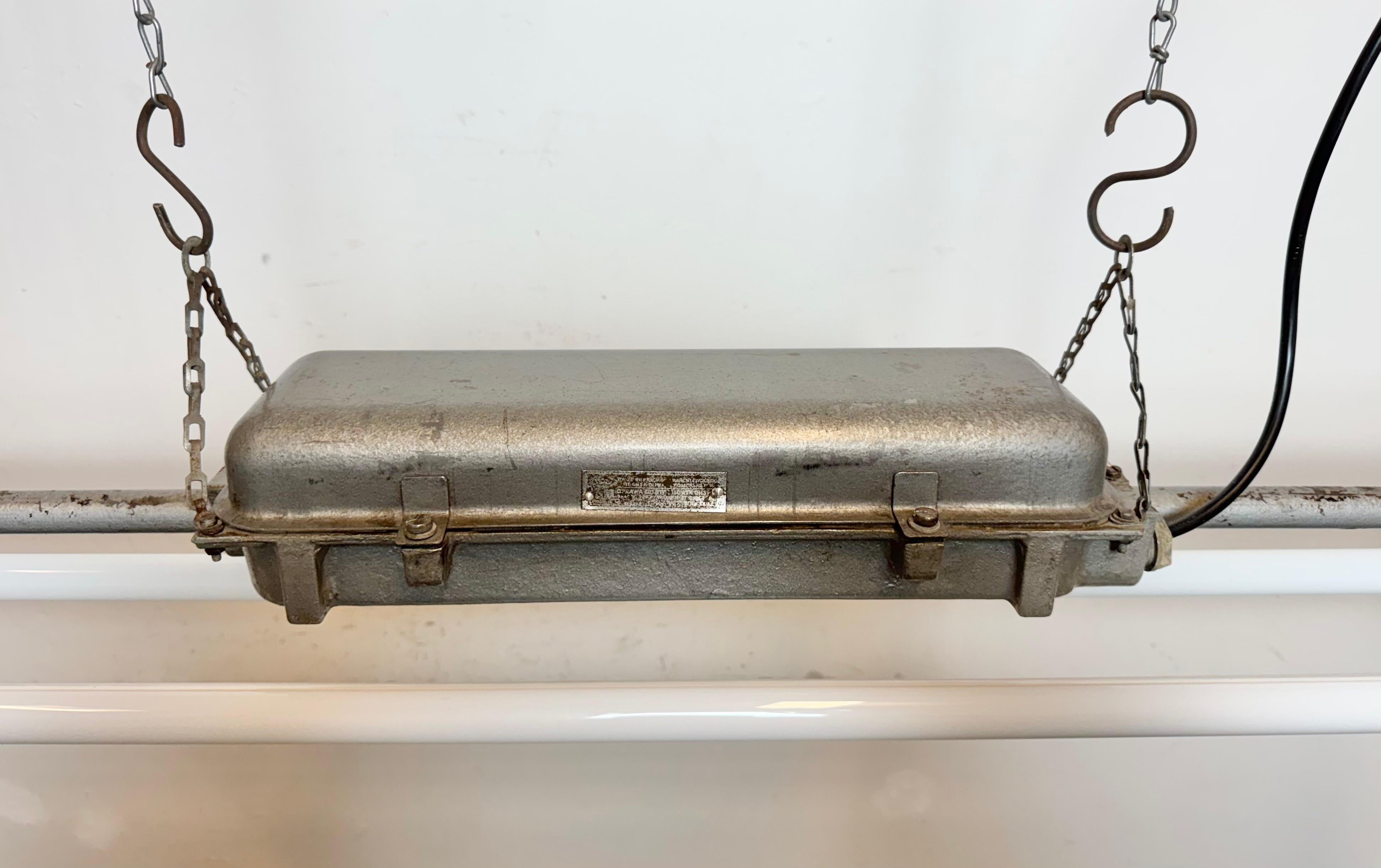 Lámpara industrial gris de tubo colgante de Polam Gdansk, años 70 Aluminio en venta