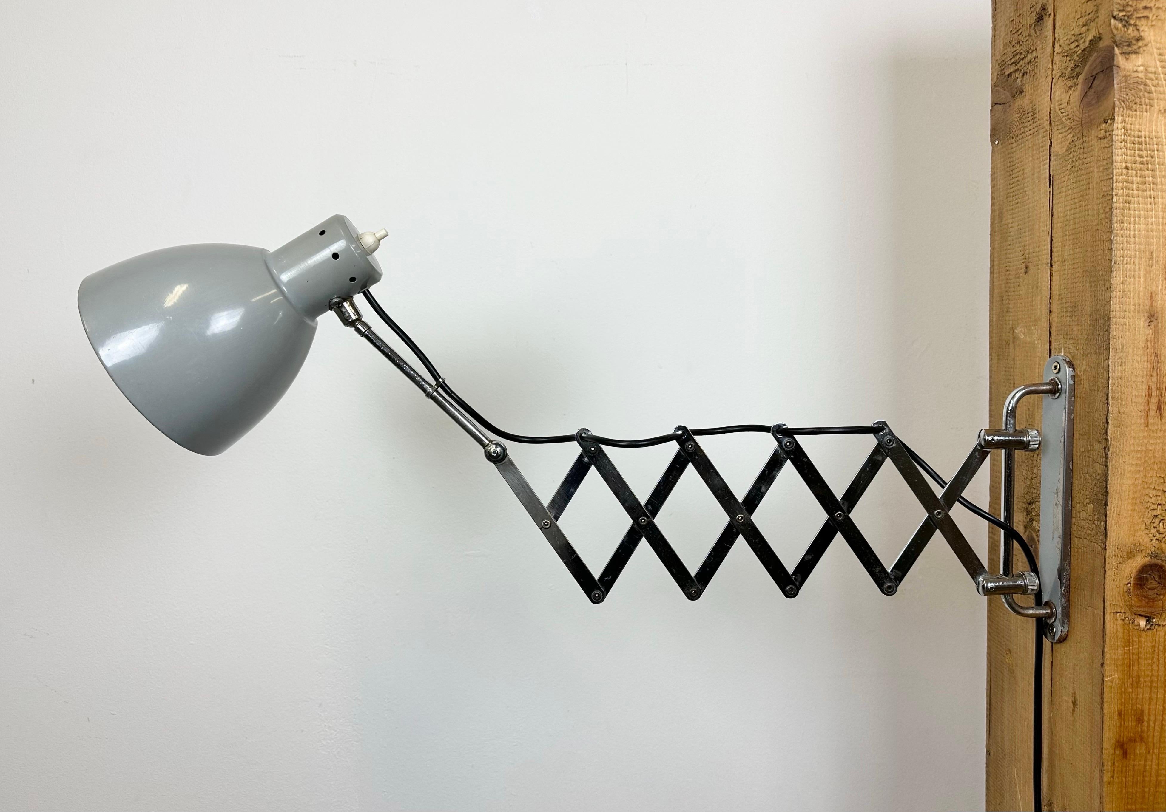Grey Industrial Italian Scissor Wall Lamp, 1960s For Sale 2