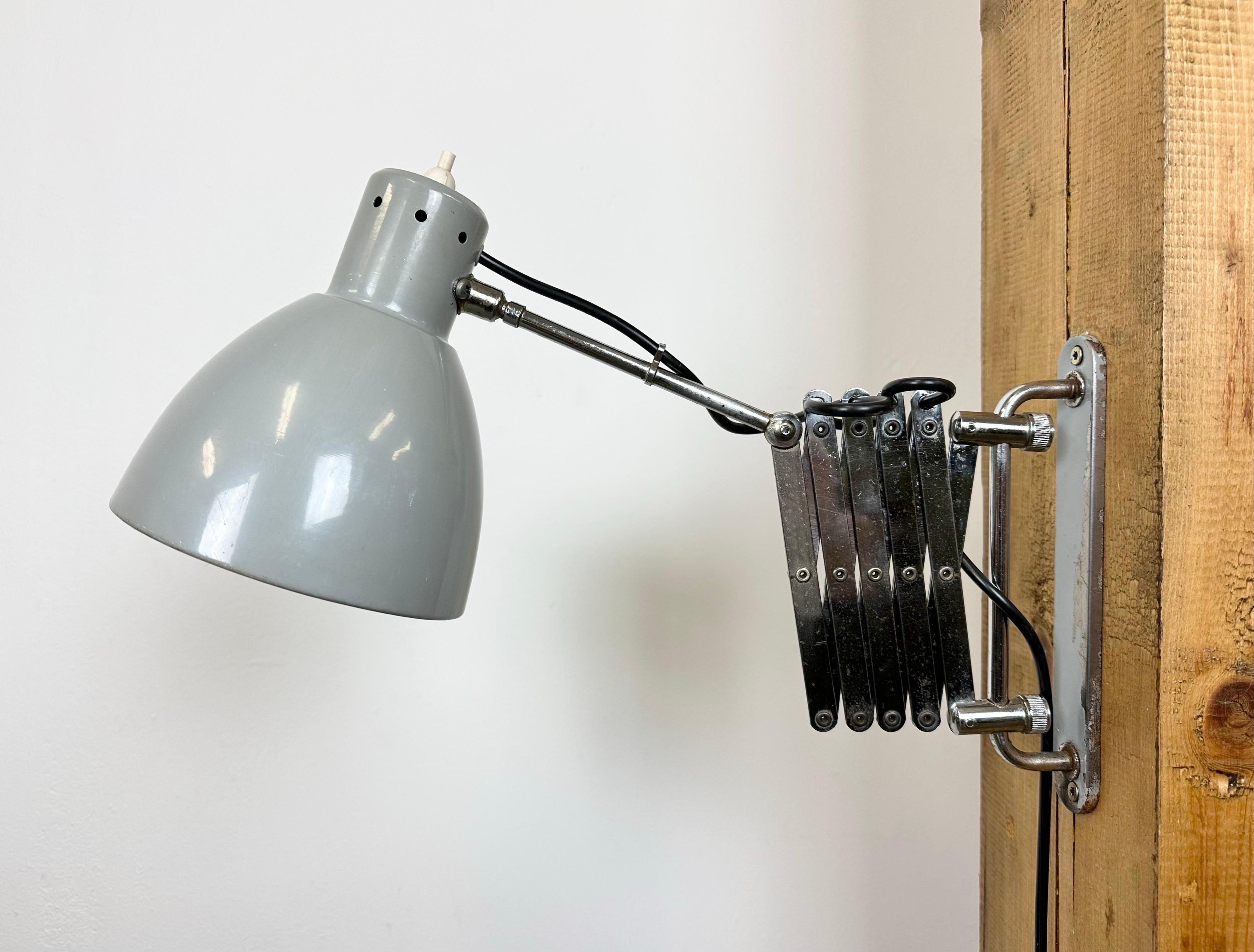 Grey Industrial Italian Scissor Wall Lamp, 1960s For Sale 3