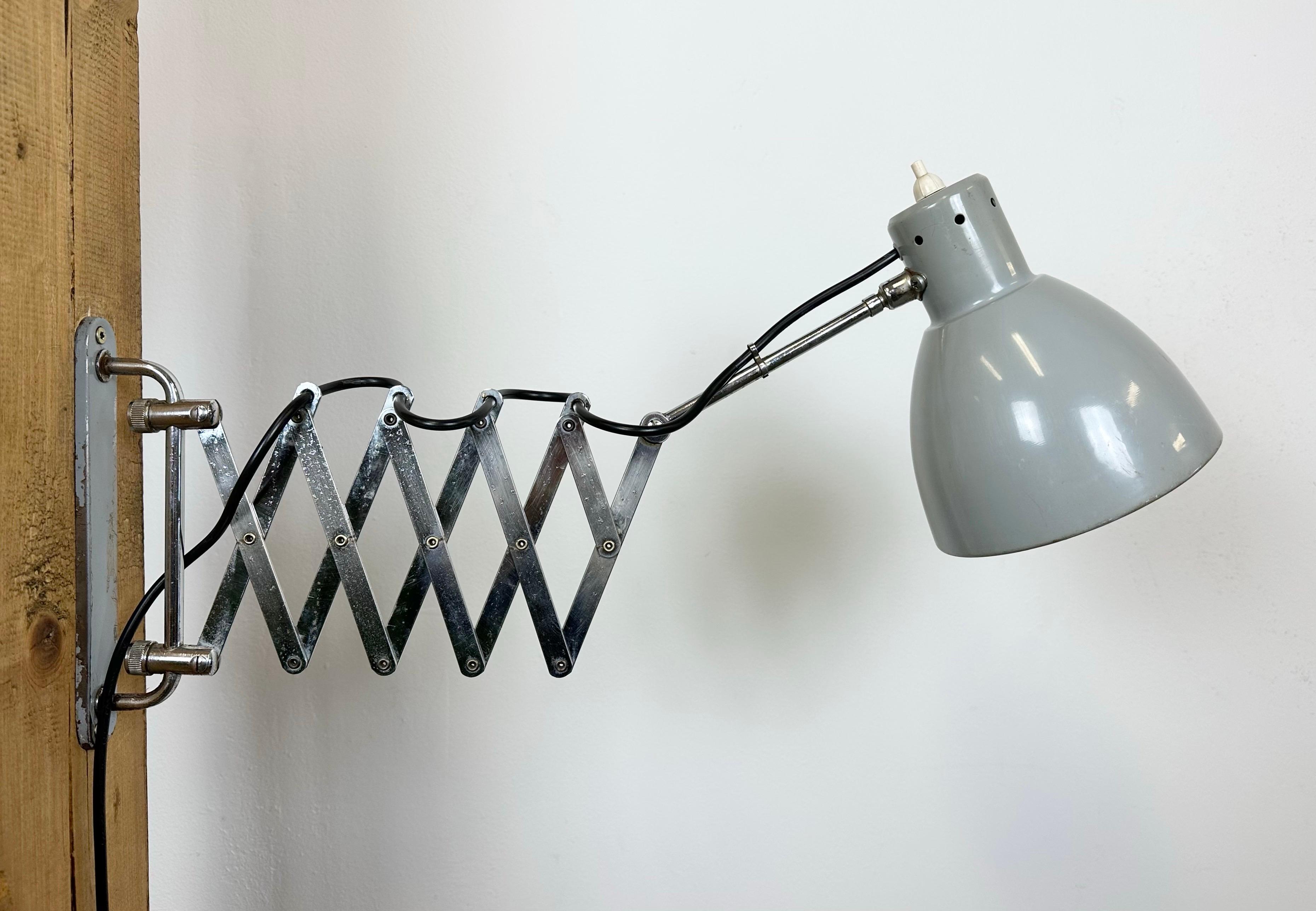 Grey Industrial Italian Scissor Wall Lamp, 1960s For Sale 5