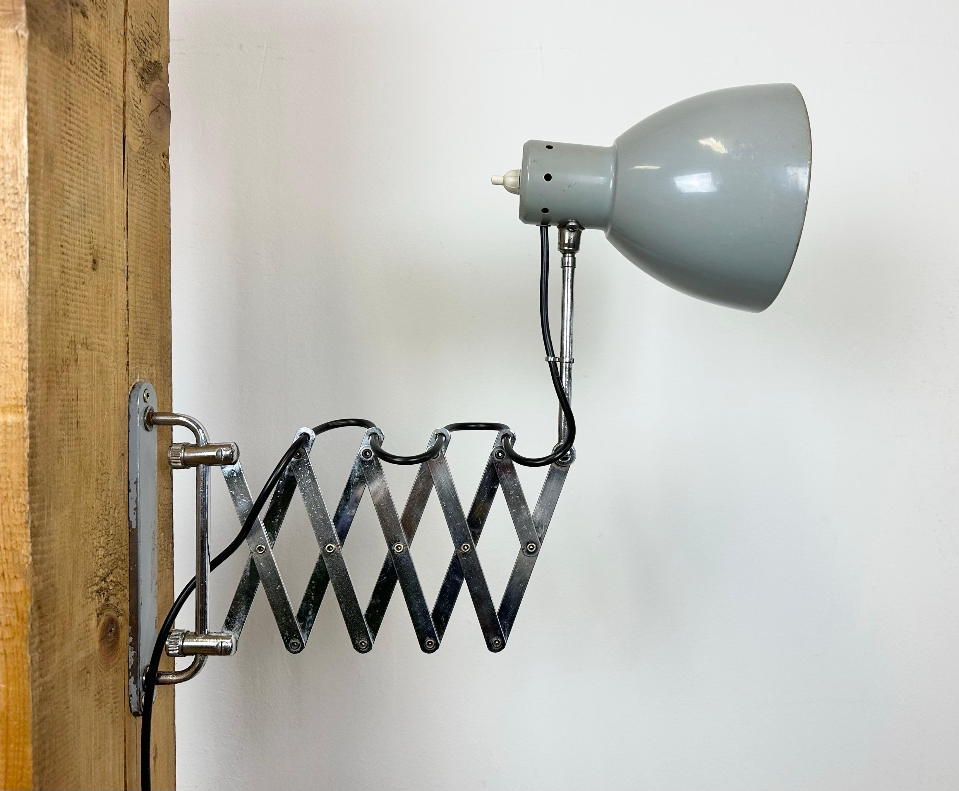 Grey Industrial Italian Scissor Wall Lamp, 1960s For Sale 6