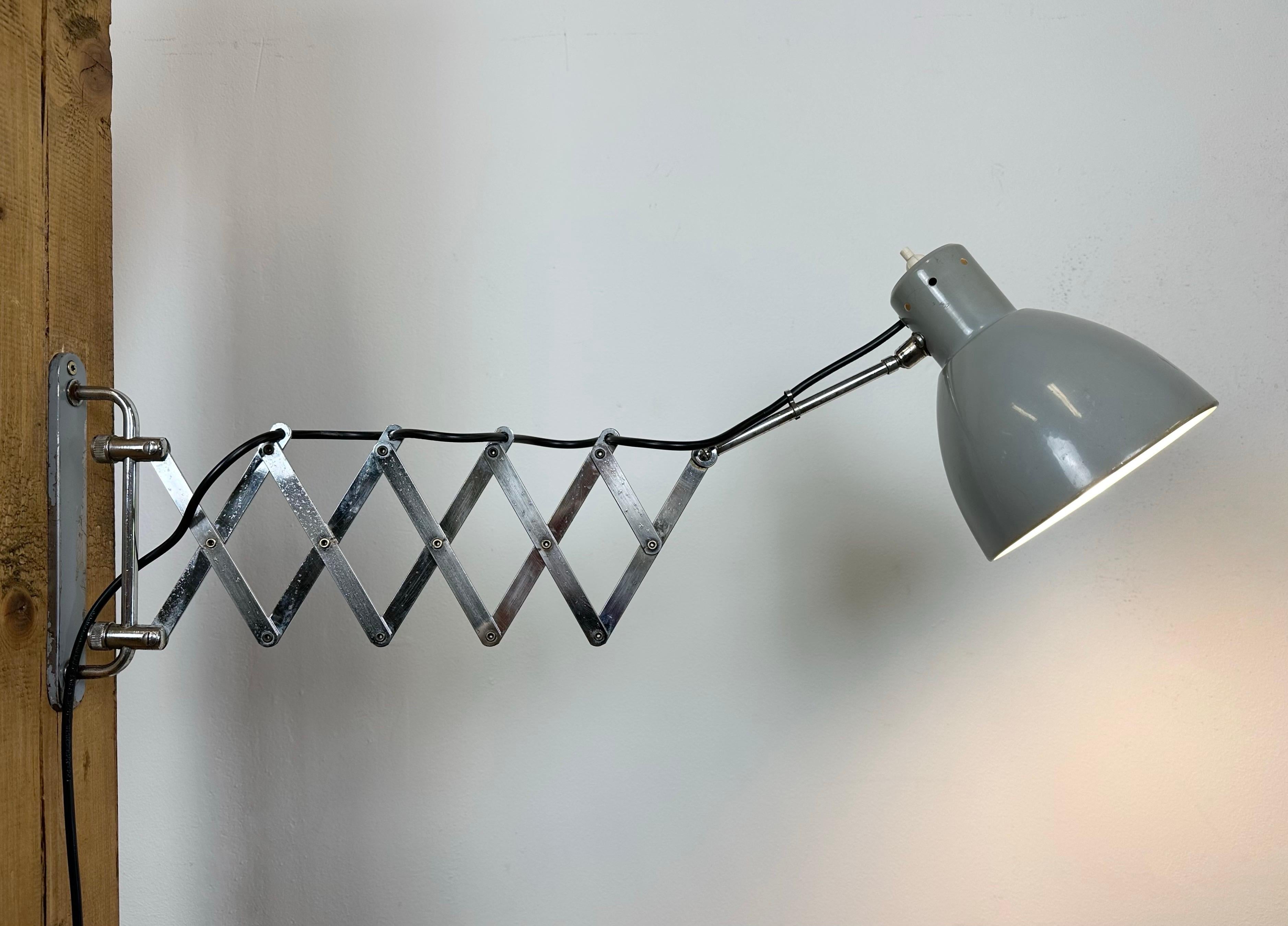 Grey Industrial Italian Scissor Wall Lamp, 1960s For Sale 11
