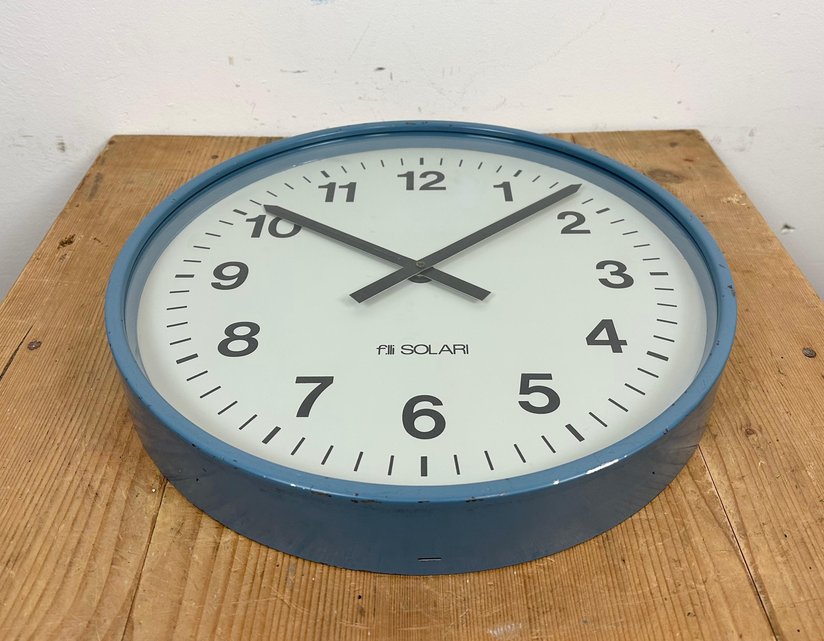 Verre Bleu  Horloge murale industrielle italienne de Fratelli Solari Udine, années 1970 en vente