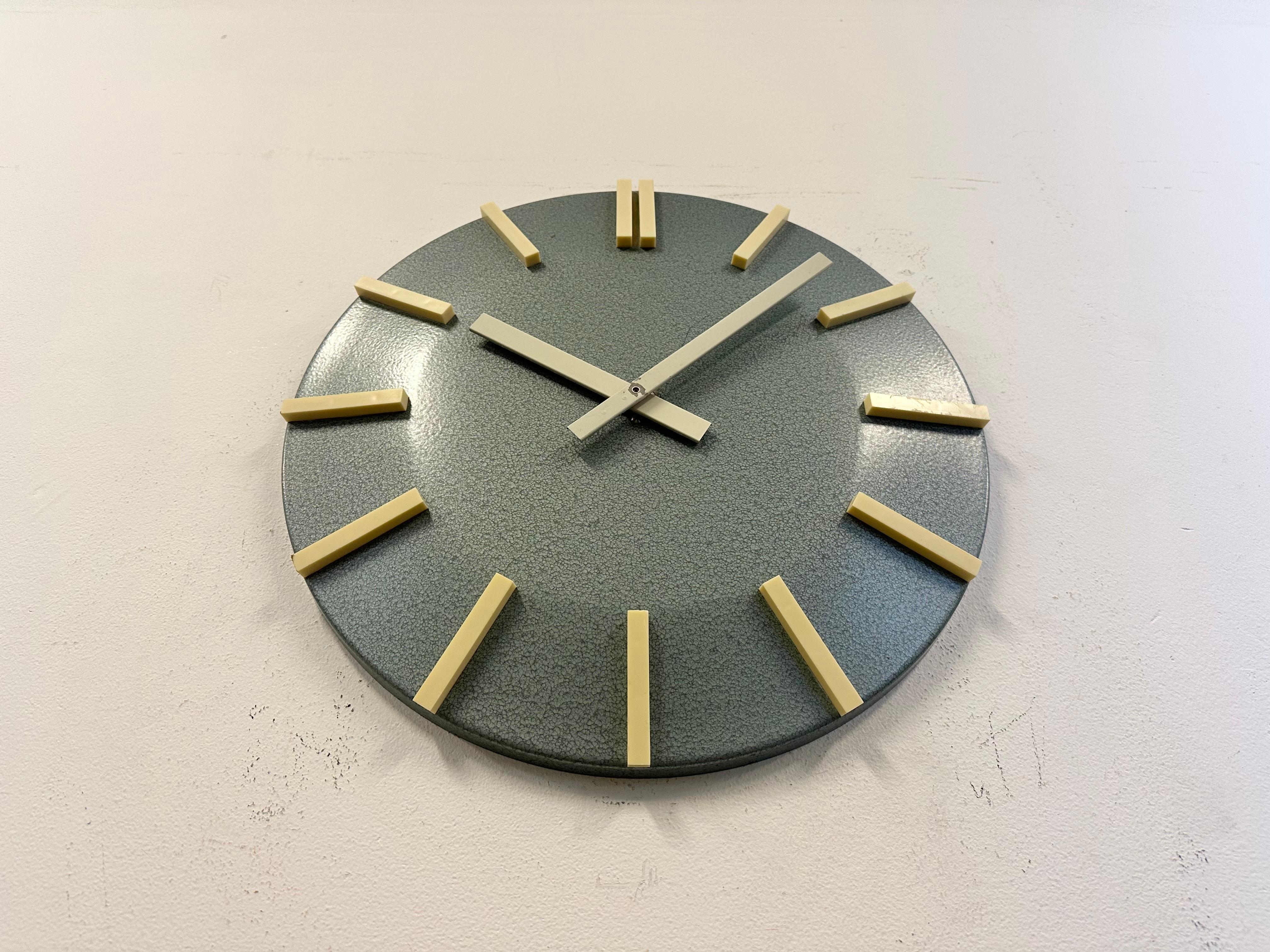 Métal Horloge murale de bureau industrielle grise de Pragotron, 1970 en vente