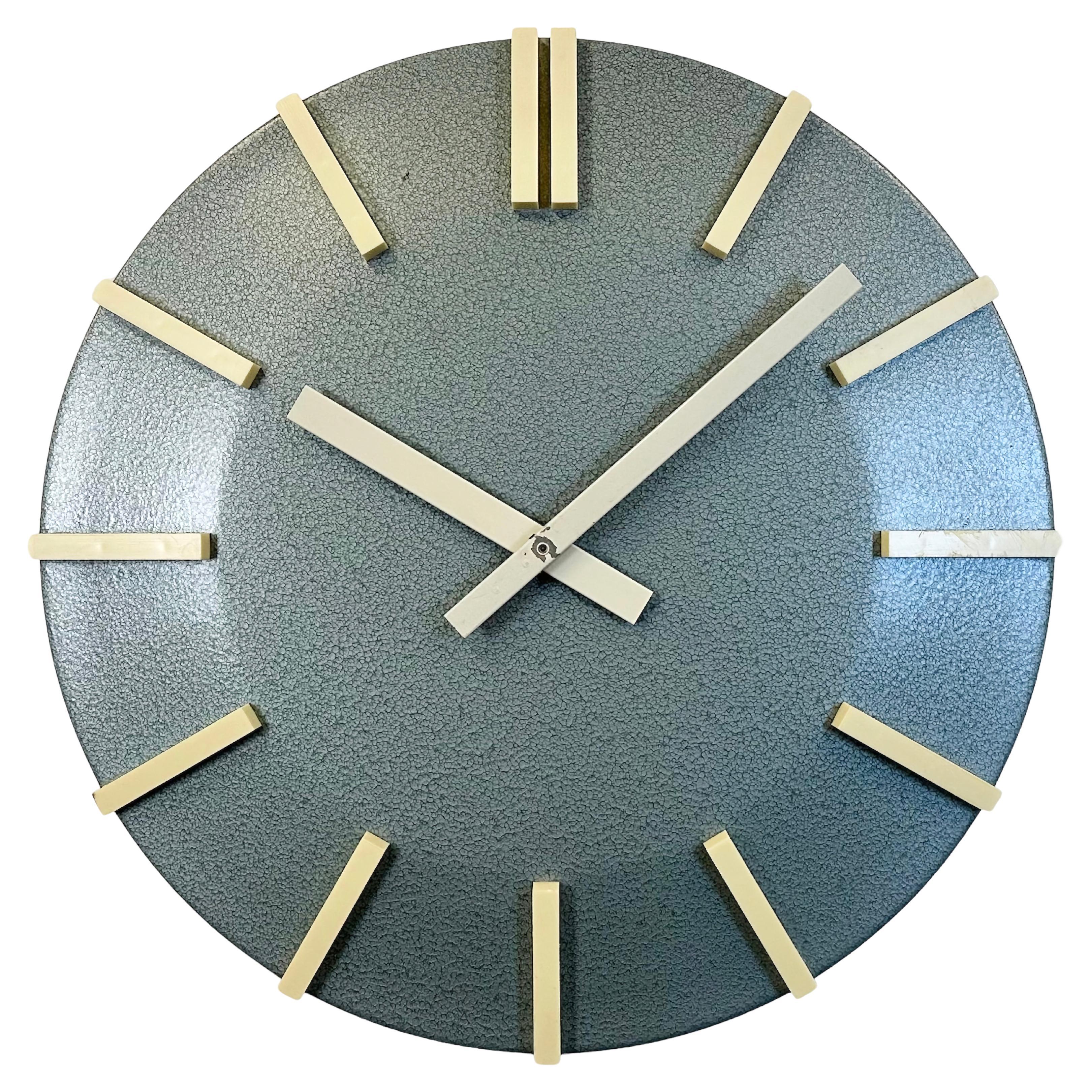 Horloge murale de bureau industrielle grise de Pragotron, 1970 en vente