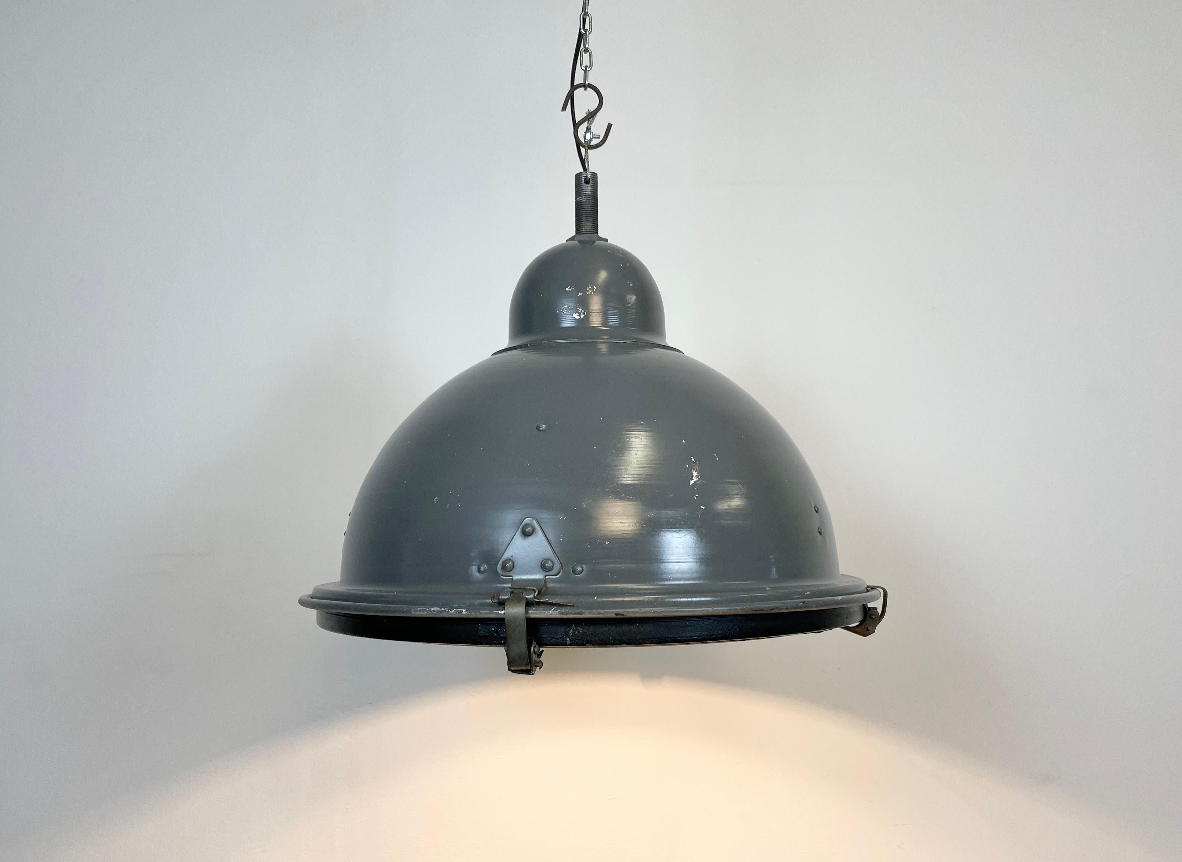 Lampe à suspension industrielle grise avec couvercle en verre transparent, années 1970 en vente 3