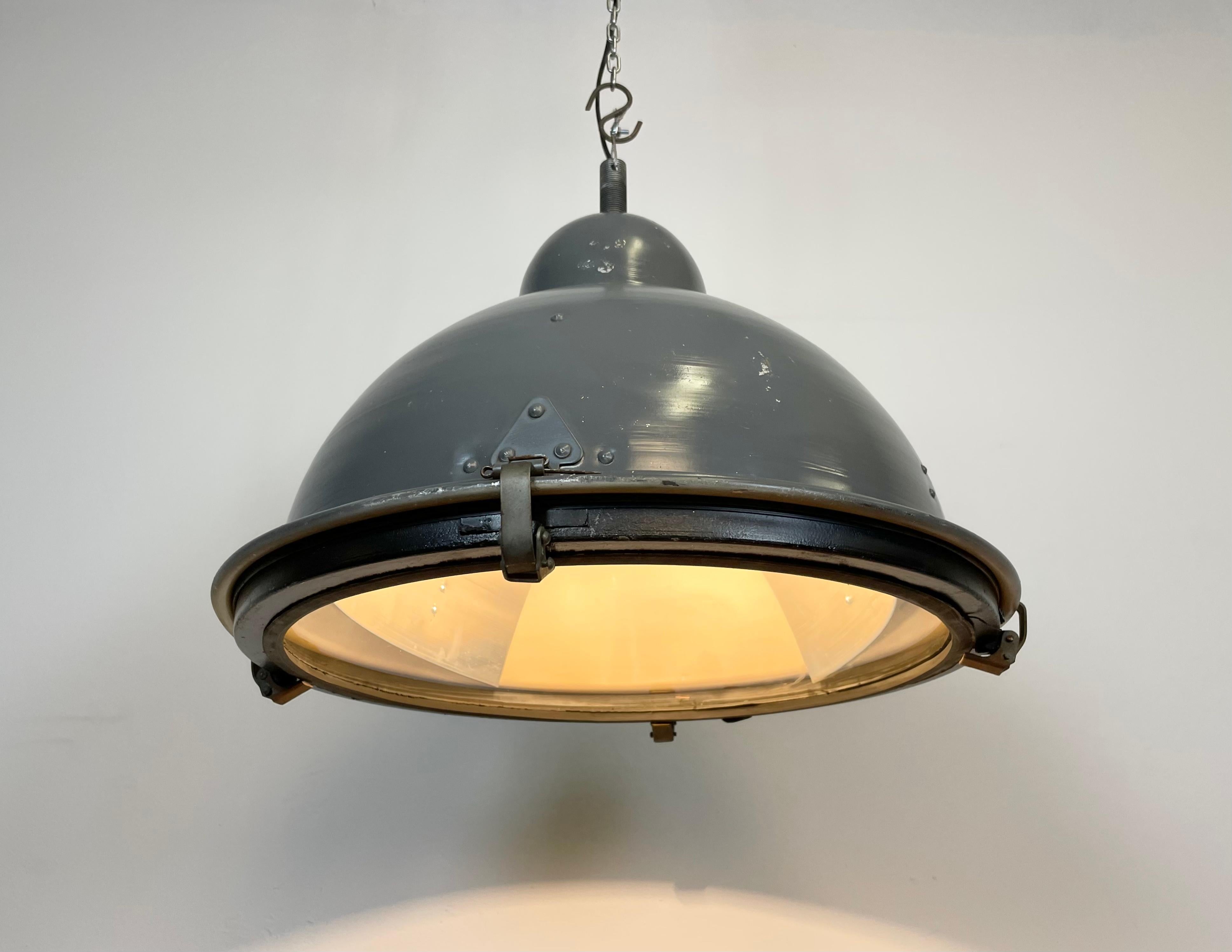 Lampe à suspension industrielle grise avec couvercle en verre transparent, années 1970 en vente 4