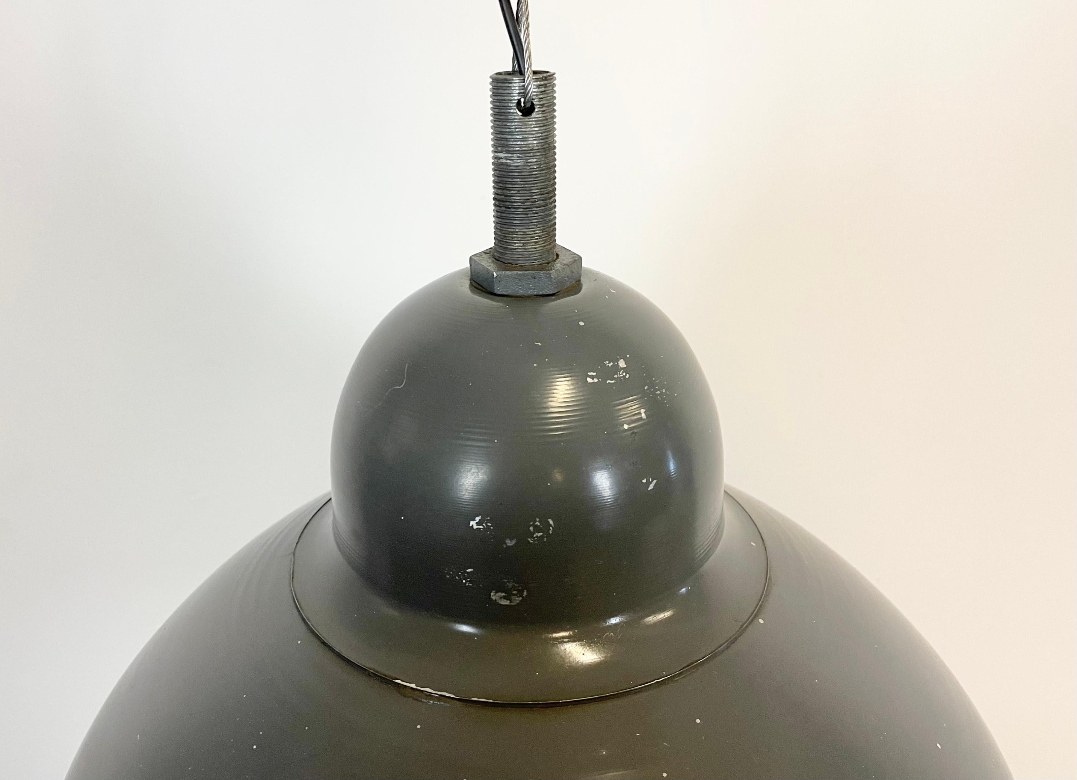 Hongrois Lampe à suspension industrielle grise avec couvercle en verre transparent, années 1970 en vente