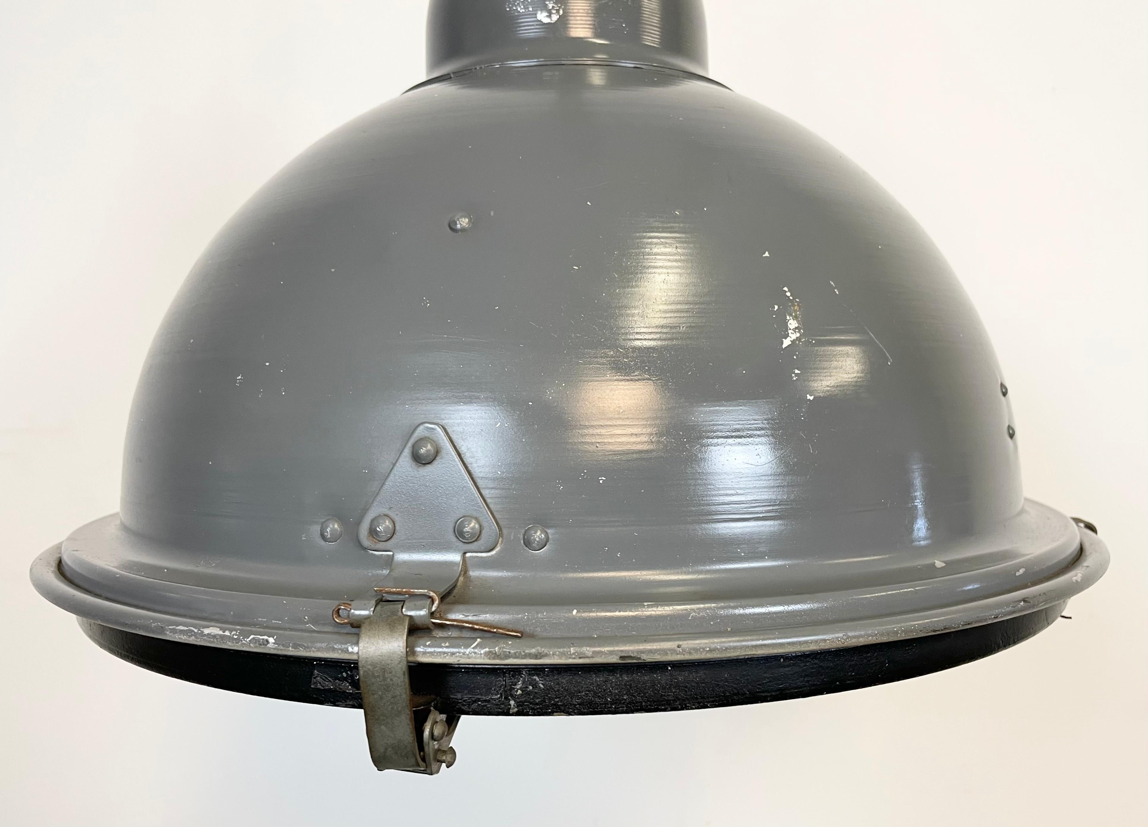 Lampe à suspension industrielle grise avec couvercle en verre transparent, années 1970 Bon état - En vente à Kojetice, CZ