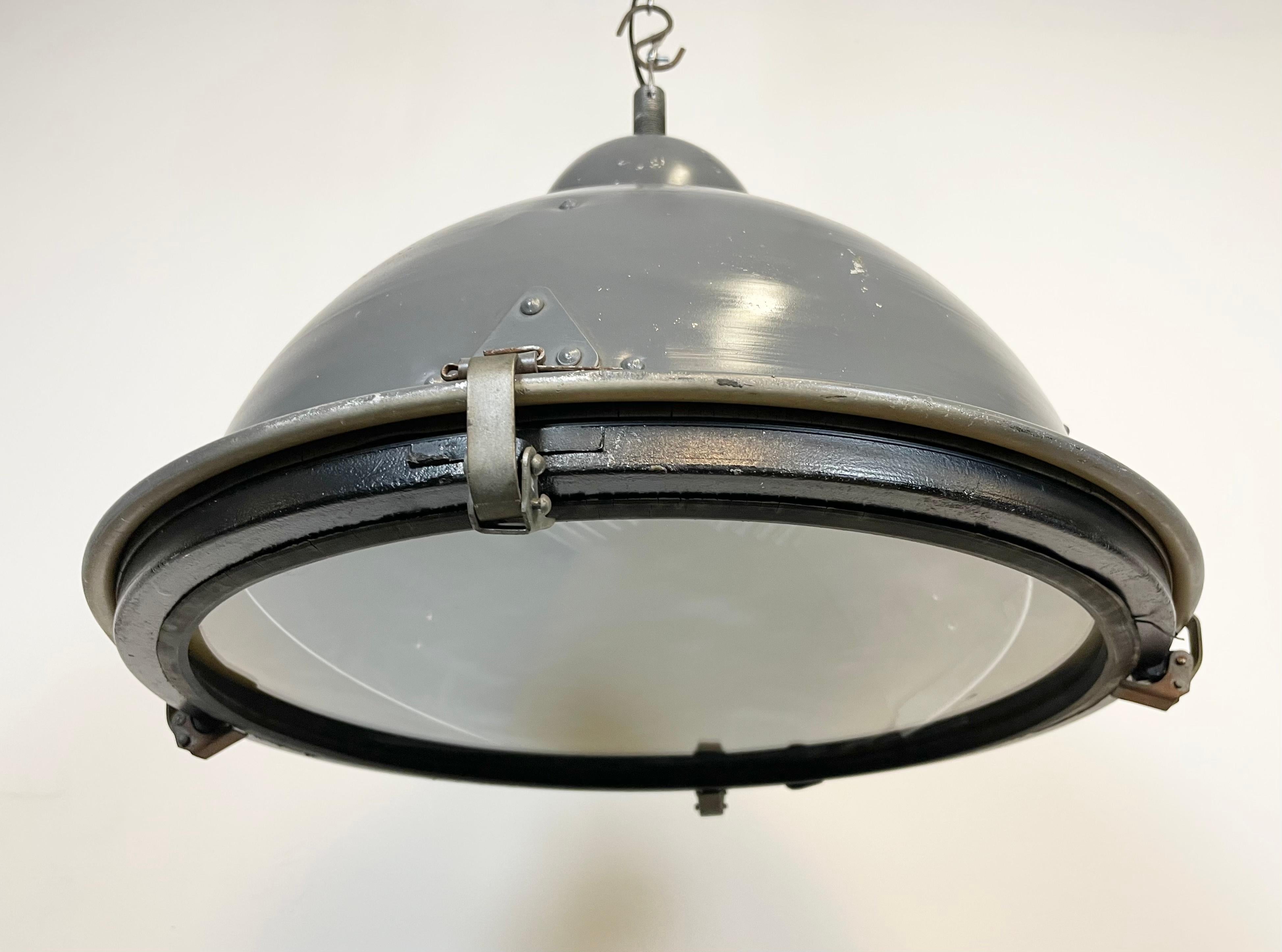 20ième siècle Lampe à suspension industrielle grise avec couvercle en verre transparent, années 1970 en vente