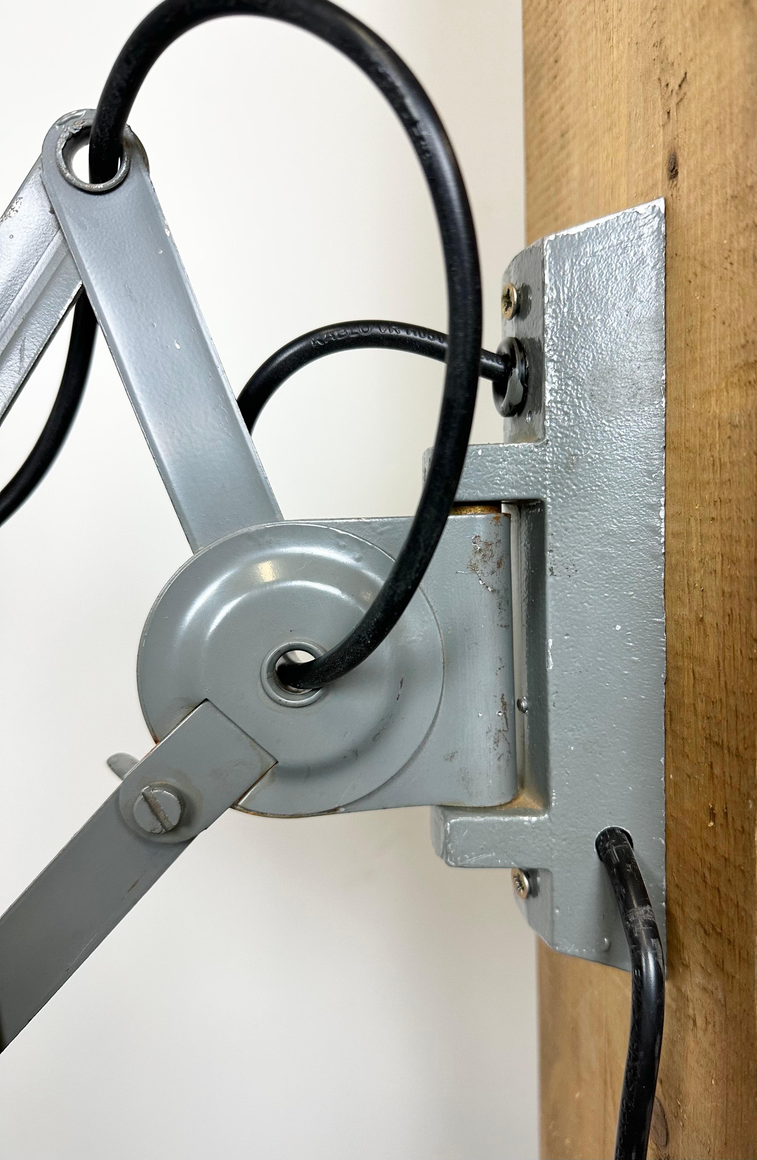 Lampada da parete a forbice industriale grigia di Elektroinstala, anni '60 in vendita 3
