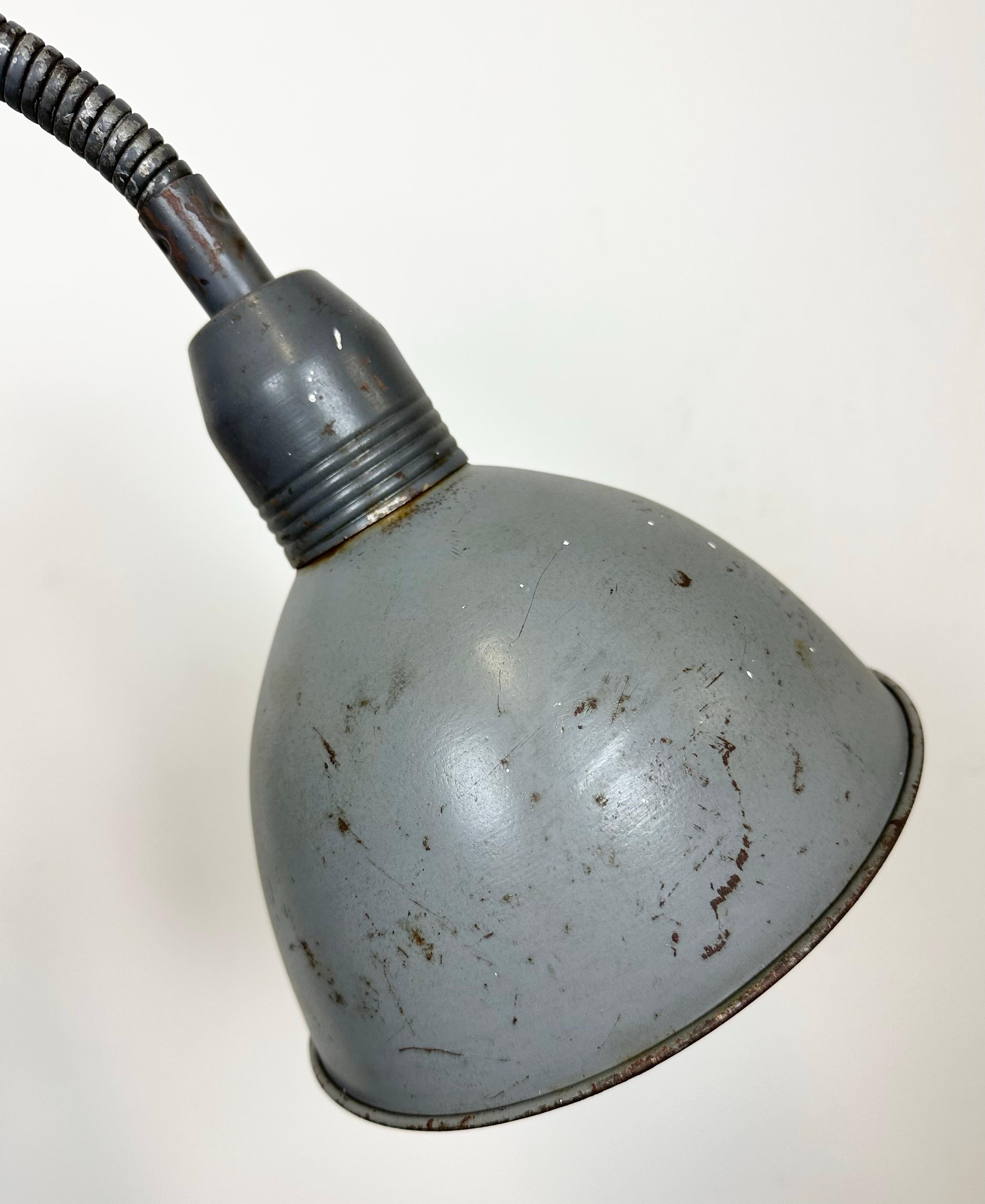 Lampe murale ciseau industriel grise de Elektroinstala, années 1960 en vente 2