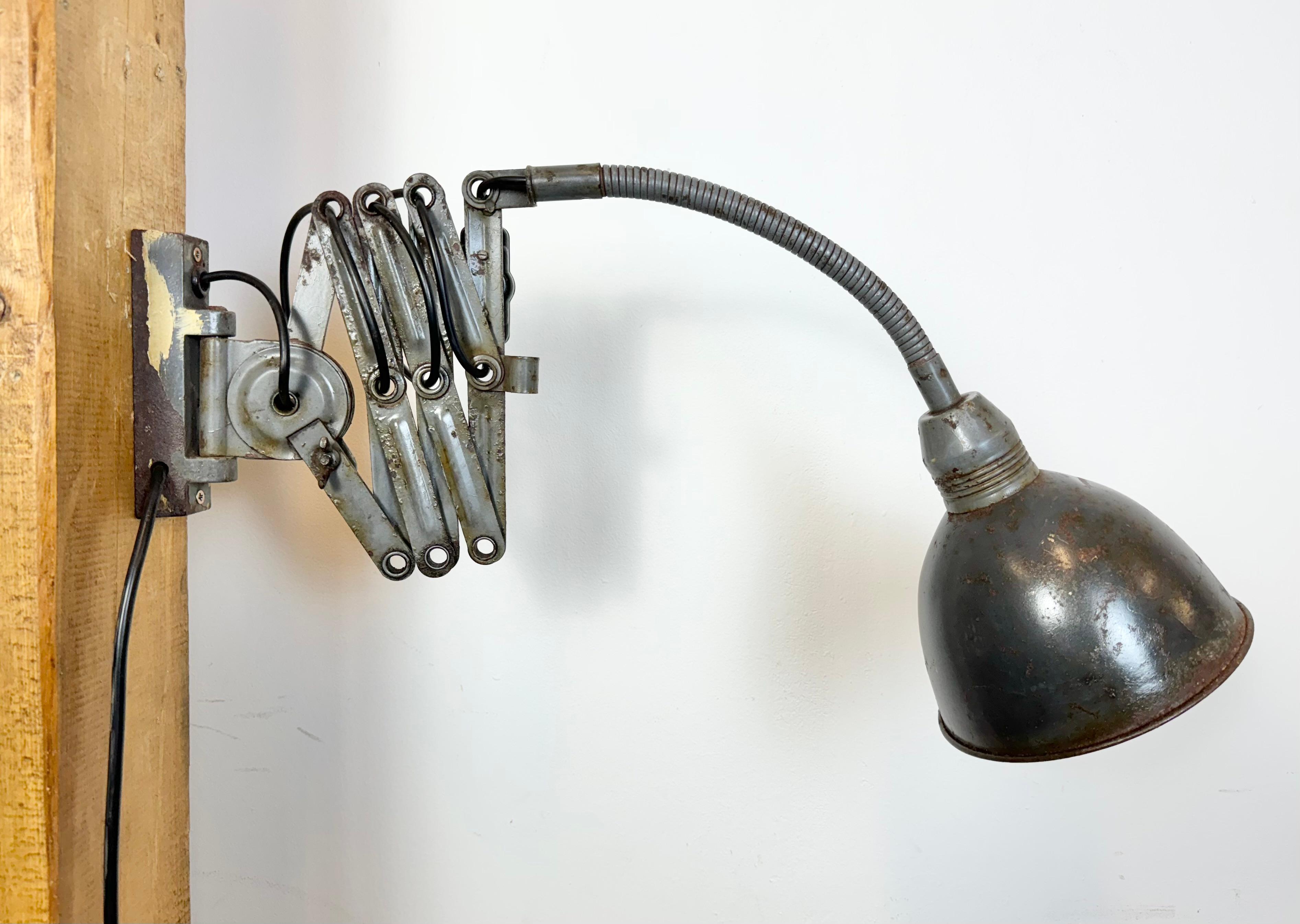 Lampada da parete a forbice industriale grigia di Elektroinstala, anni '60 in vendita 3