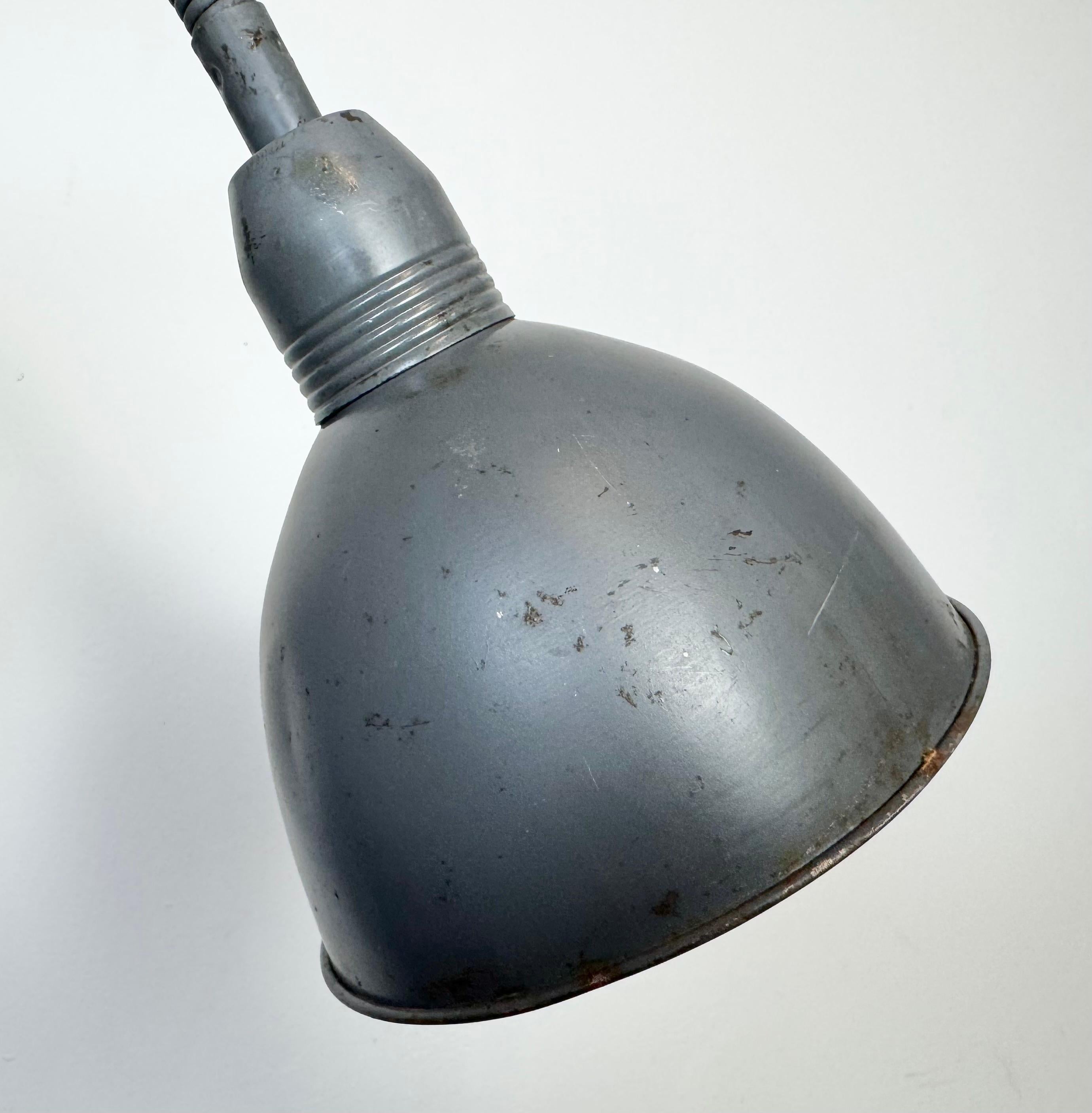 Lampada da parete a forbice industriale grigia di Elektroinstala, anni '60 in vendita 3