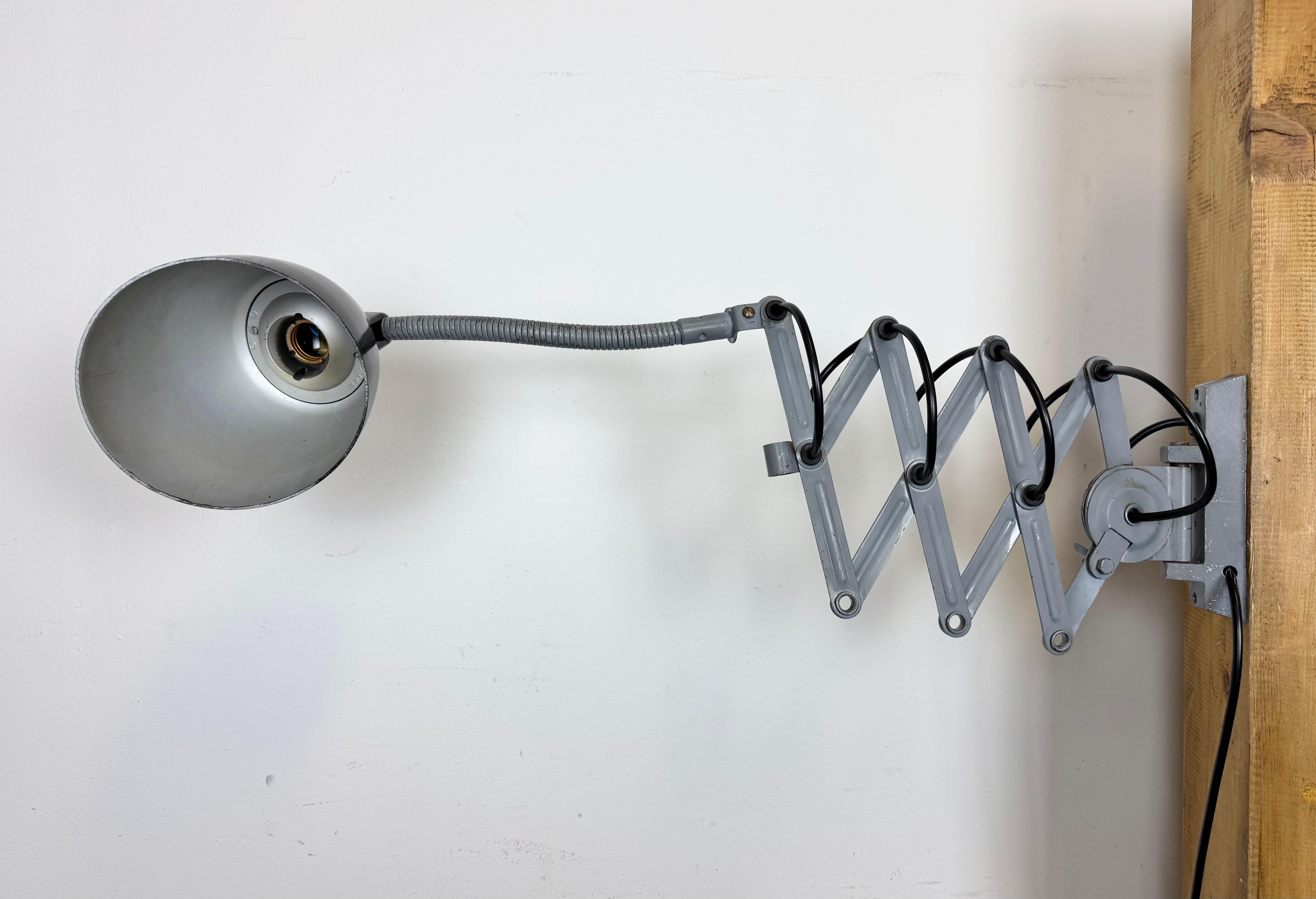Graue Industrielle Schere-Wandleuchte von Elektroinstala, 1960er Jahre im Angebot 4