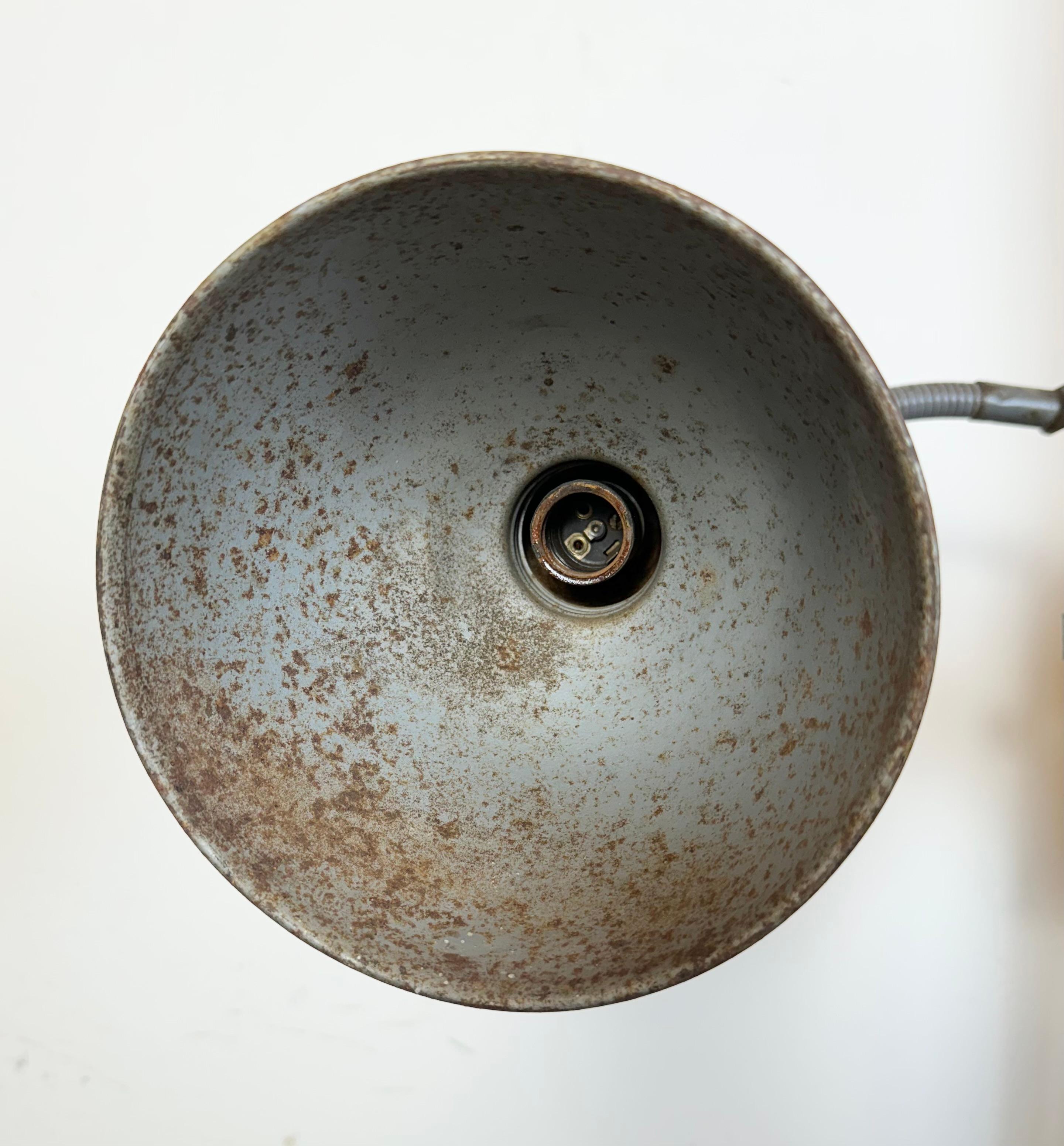Lampada da parete a forbice industriale grigia di Elektroinstala, anni '60 in vendita 4