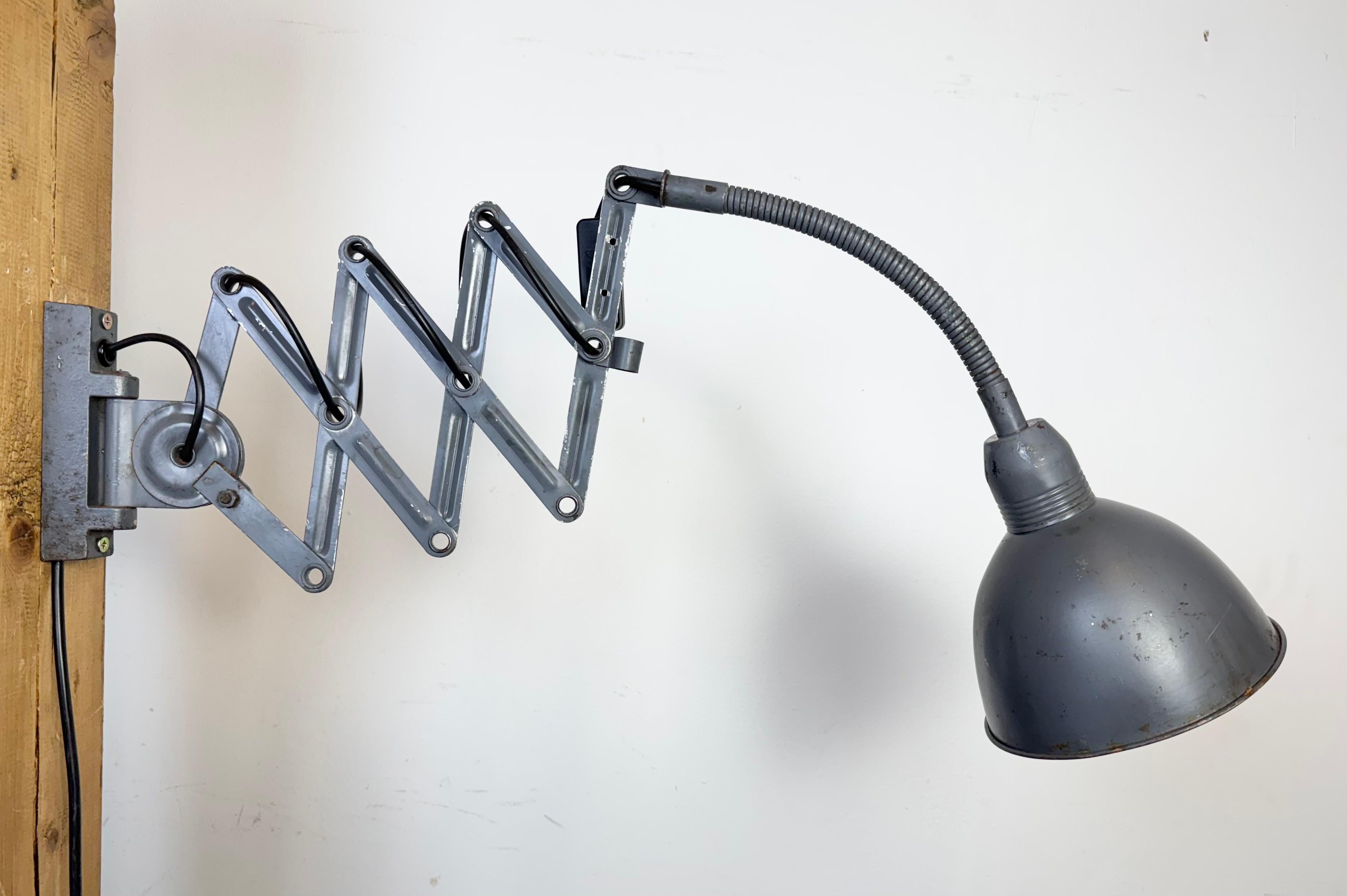 Lampada da parete a forbice industriale grigia di Elektroinstala, anni '60 in vendita 4