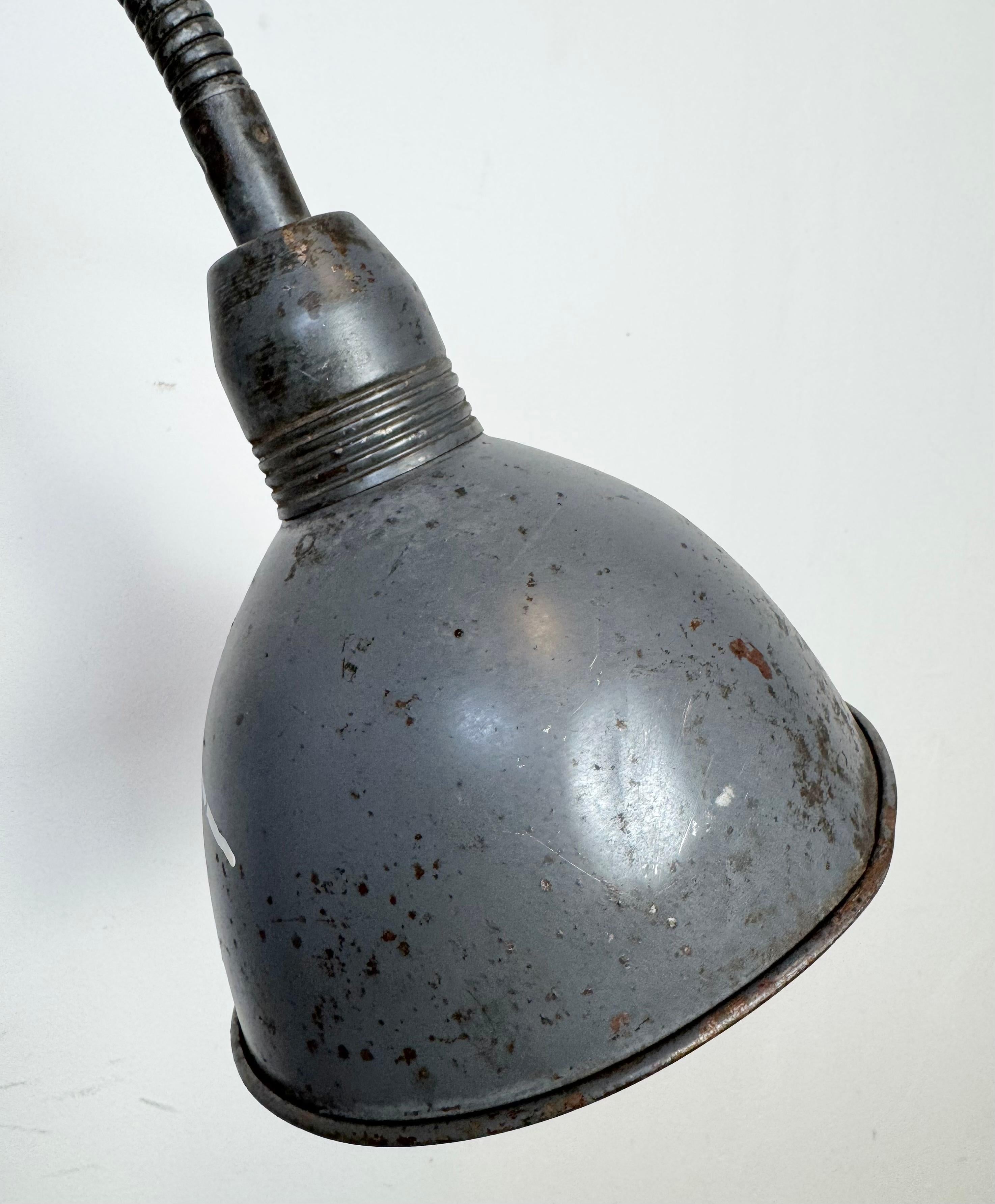 Lampada da parete a forbice industriale grigia di Elektroinstala, anni '60 in vendita 4