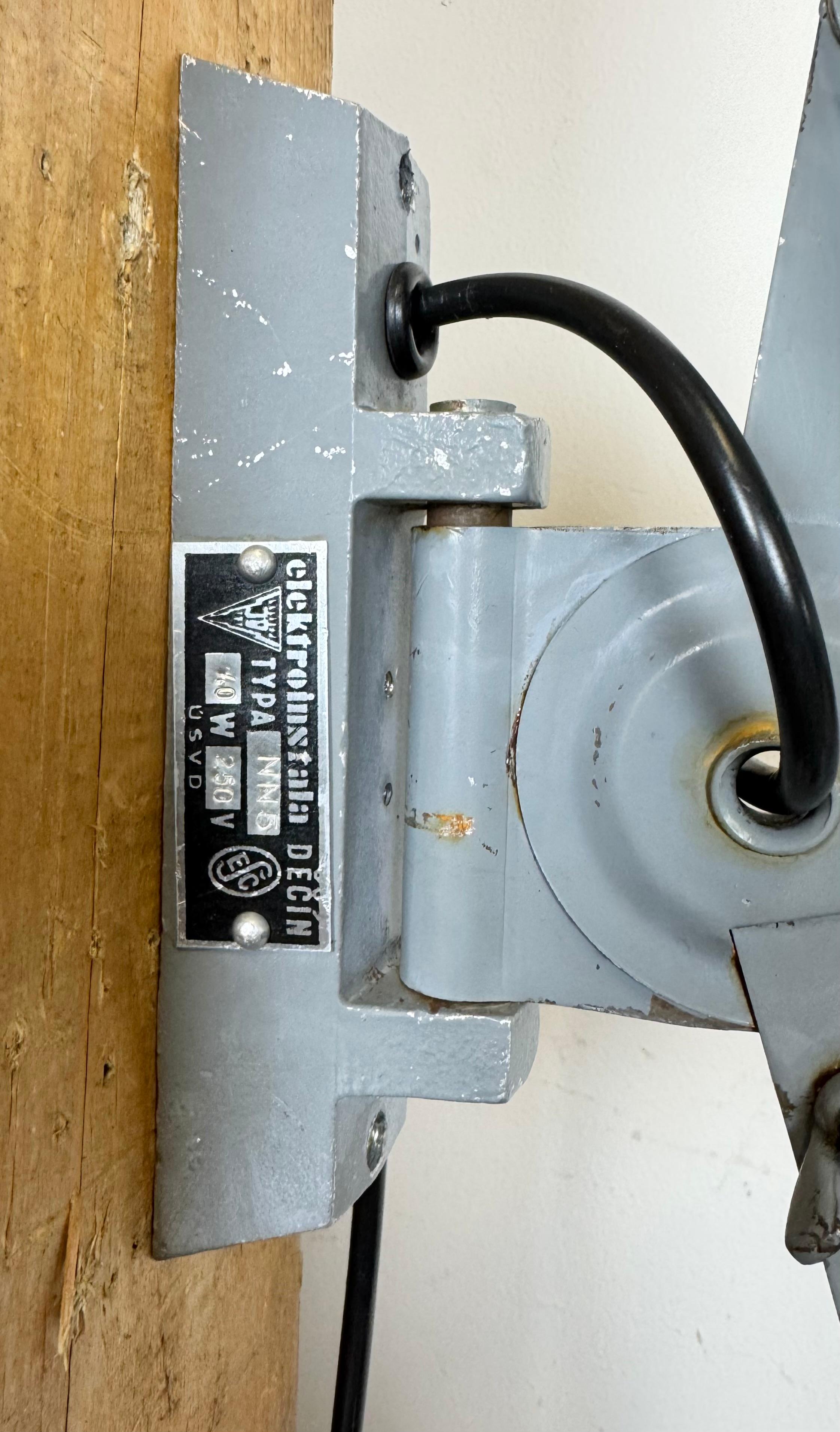 Graue Industrielle Schere-Wandleuchte von Elektroinstala, 1960er Jahre im Angebot 5