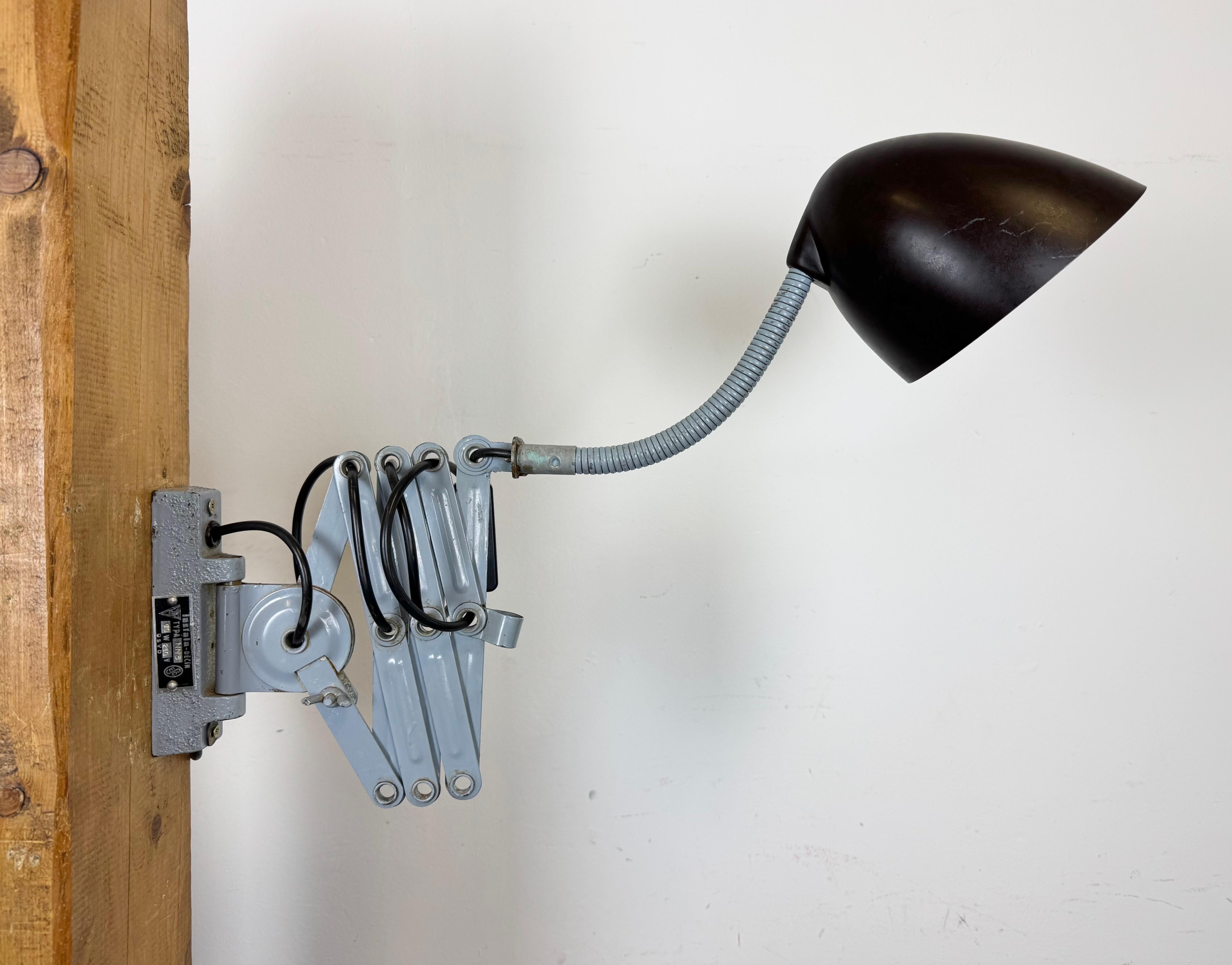 Lámpara de pared de tijera industrial gris de Elektroinstala, años 60 en venta 4