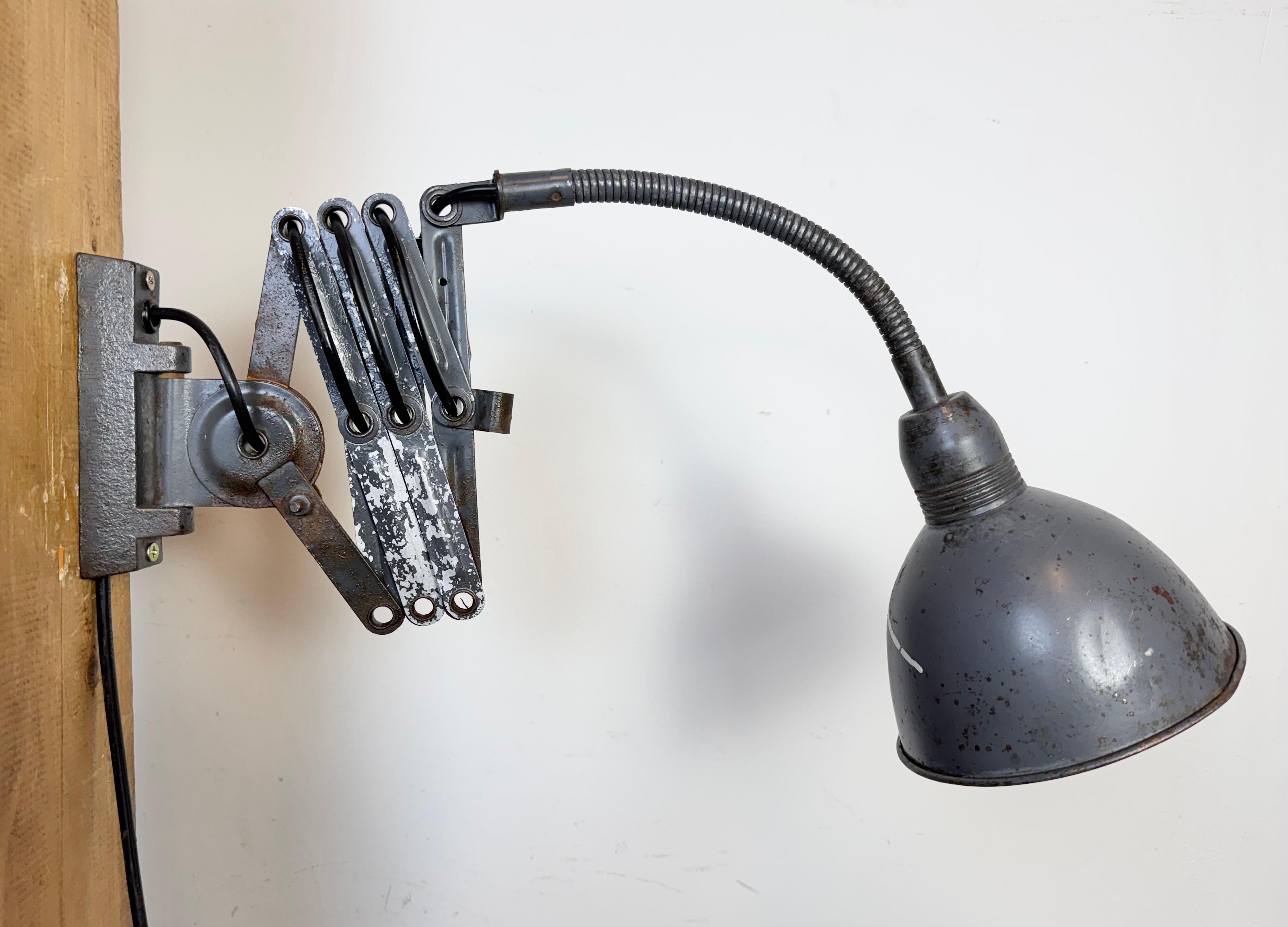Lampada da parete a forbice industriale grigia di Elektroinstala, anni '60 in vendita 5