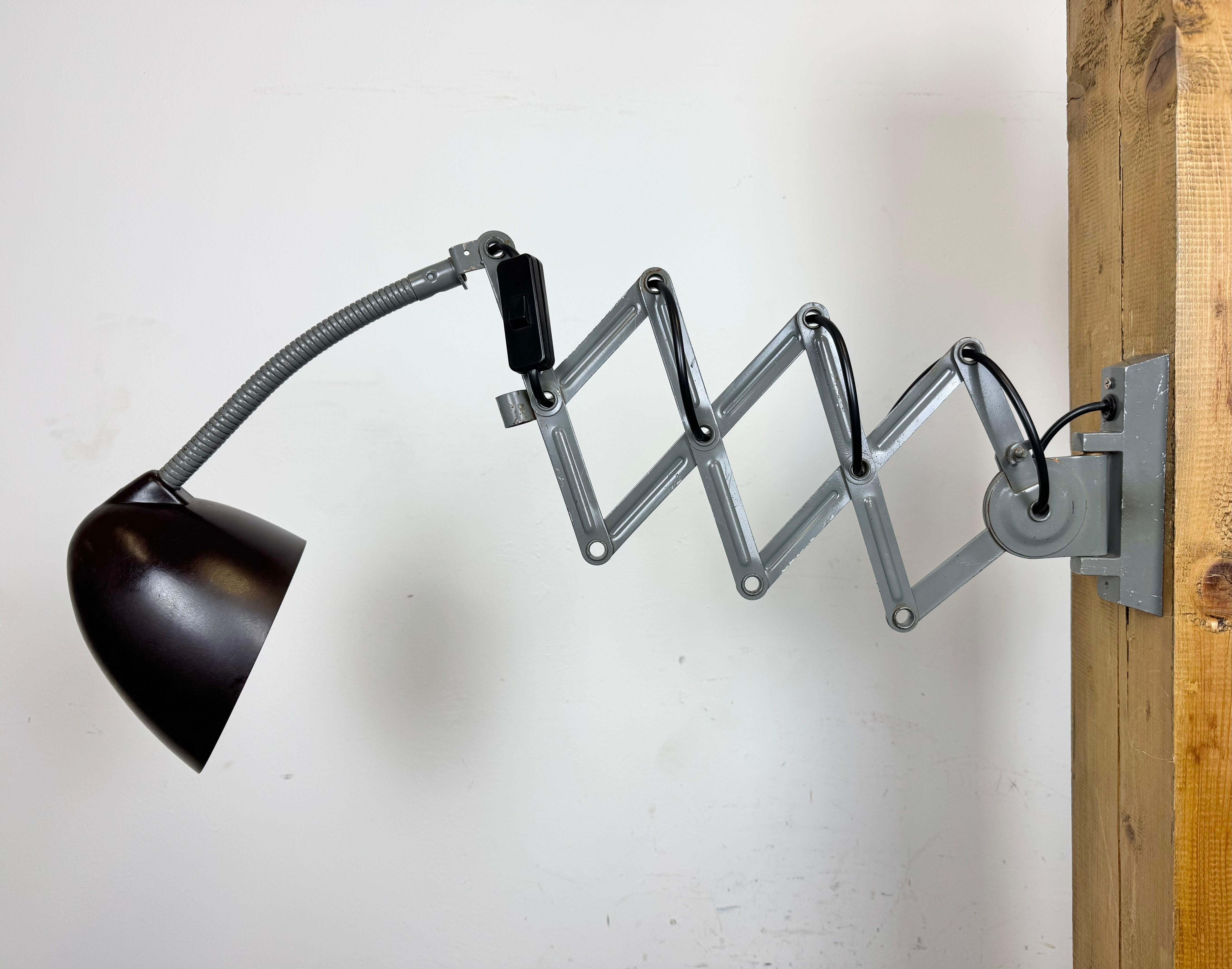 Lámpara de pared de tijera industrial gris de Elektroinstala, años 60 en venta 5